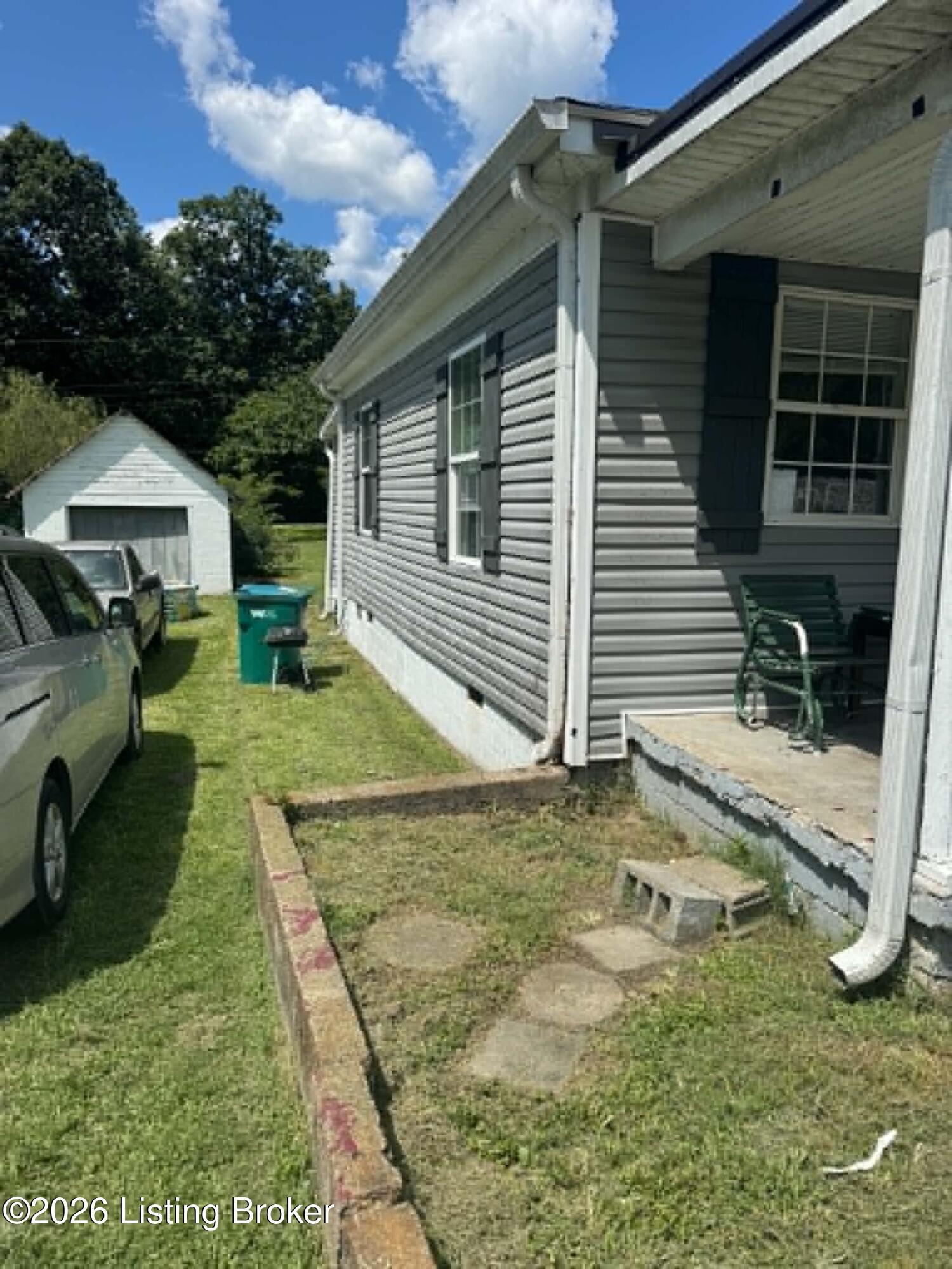 383 Railroad Ave Property Photo 4