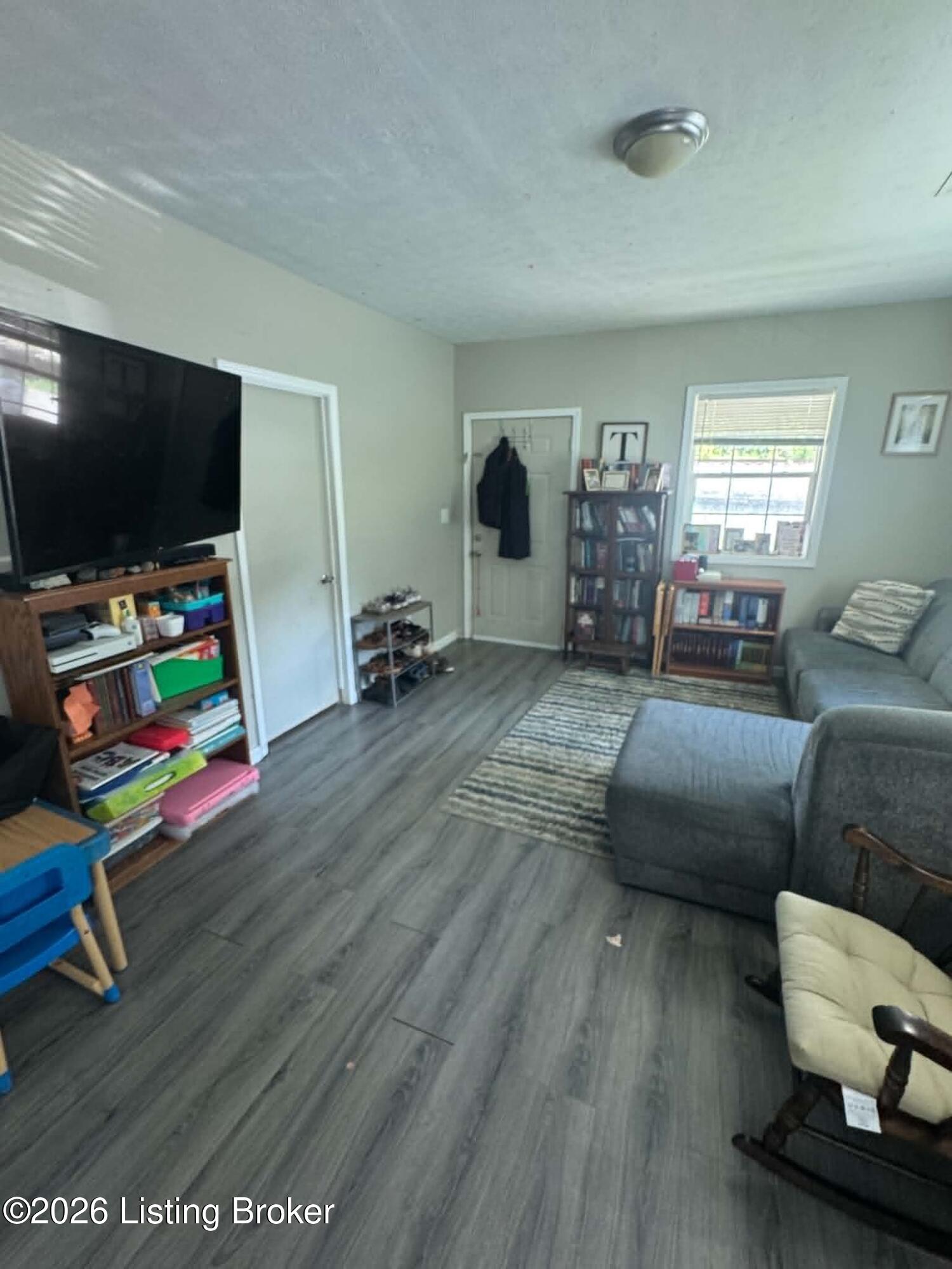 383 Railroad Ave Property Photo 6