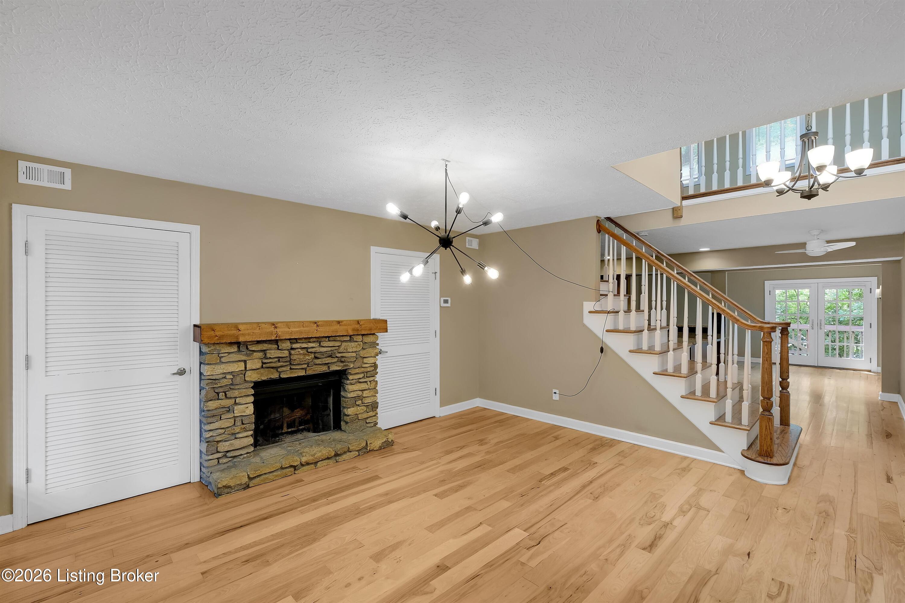 360 Crescent Spring Dr Property Photo 5