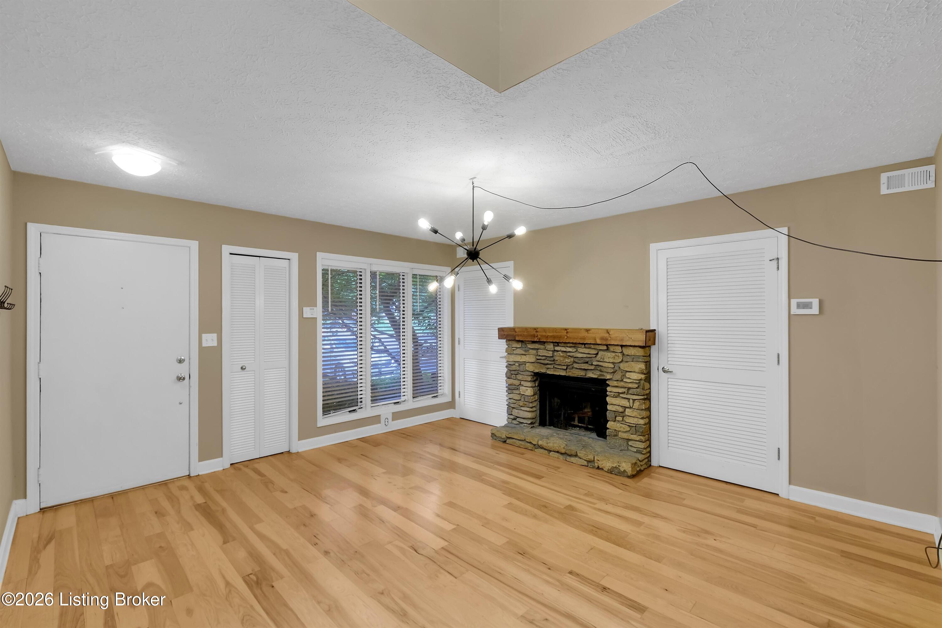 360 Crescent Spring Dr Property Photo 6