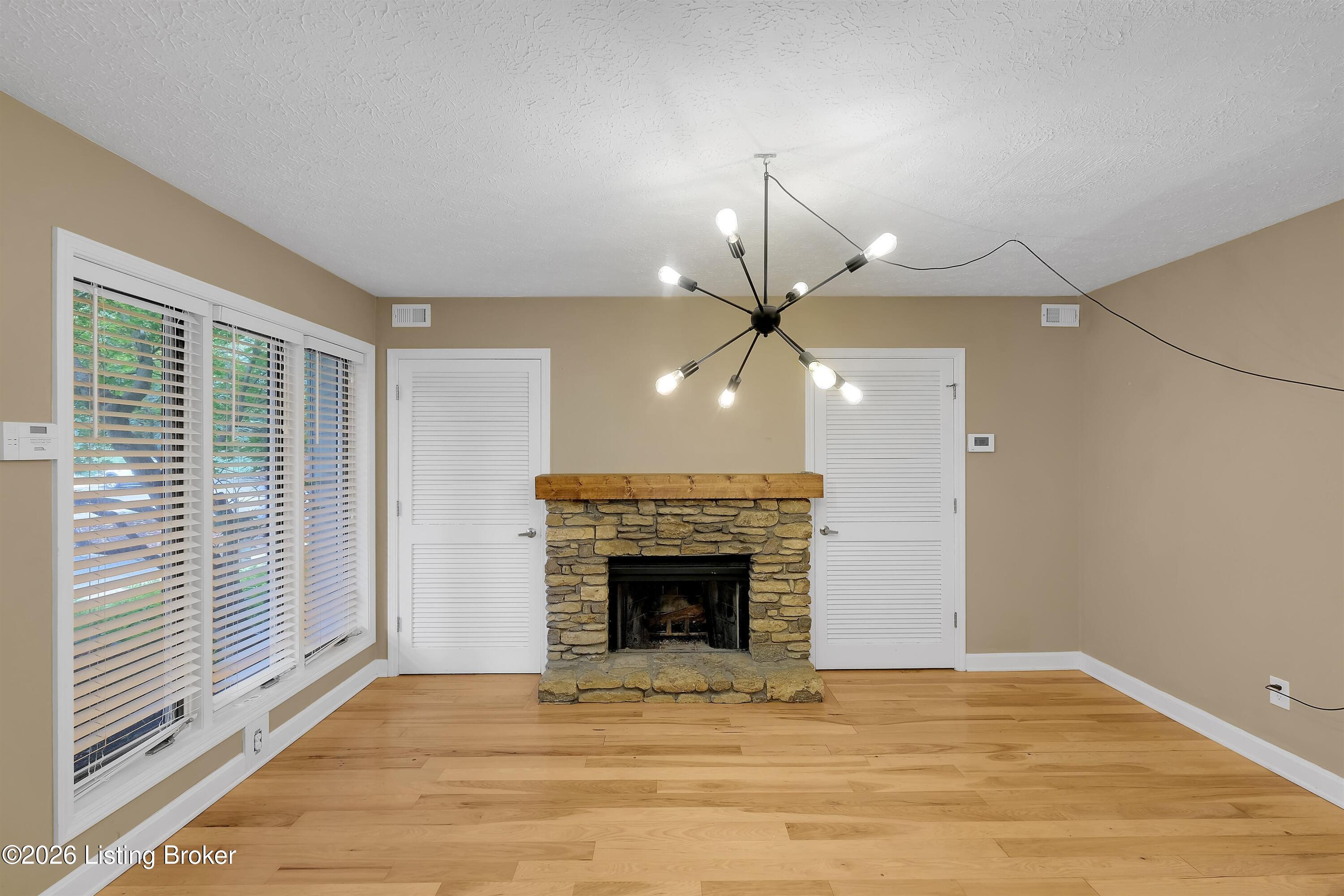 360 Crescent Spring Dr Property Photo 8