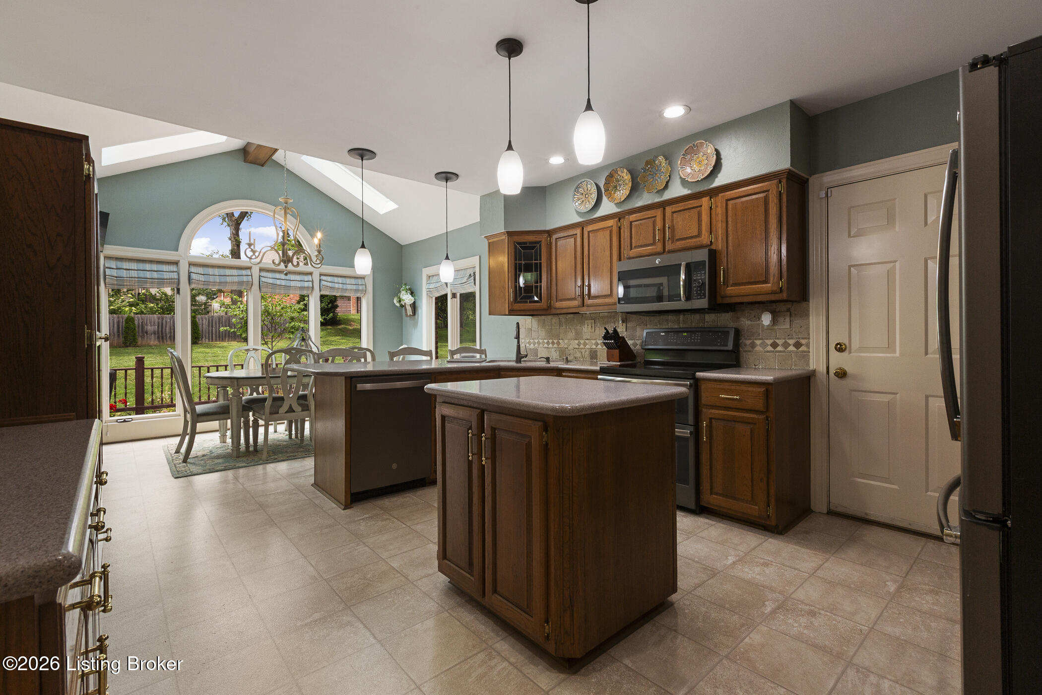 800 Lake Forest Pkwy Property Photo 11