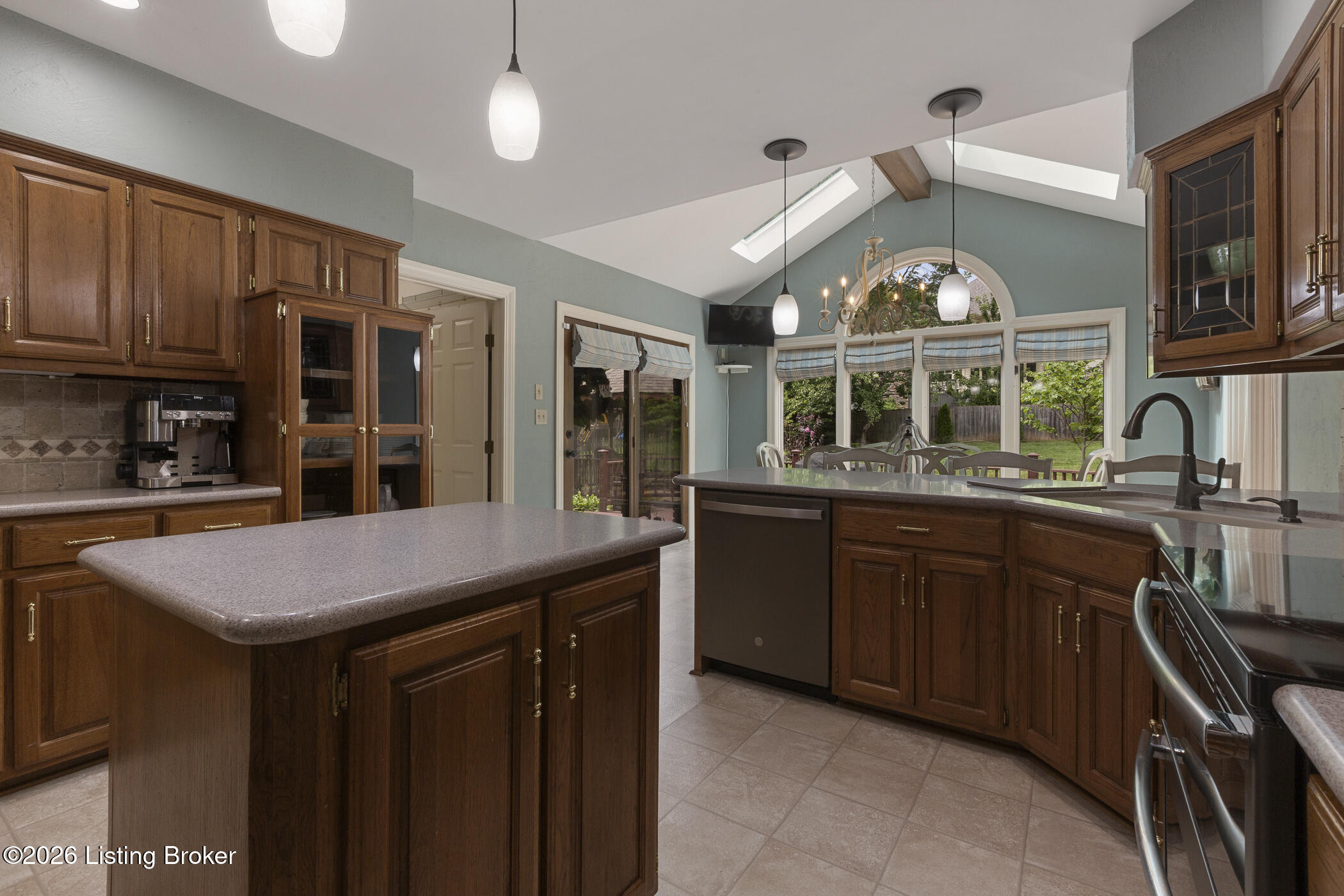 800 Lake Forest Pkwy Property Photo 14