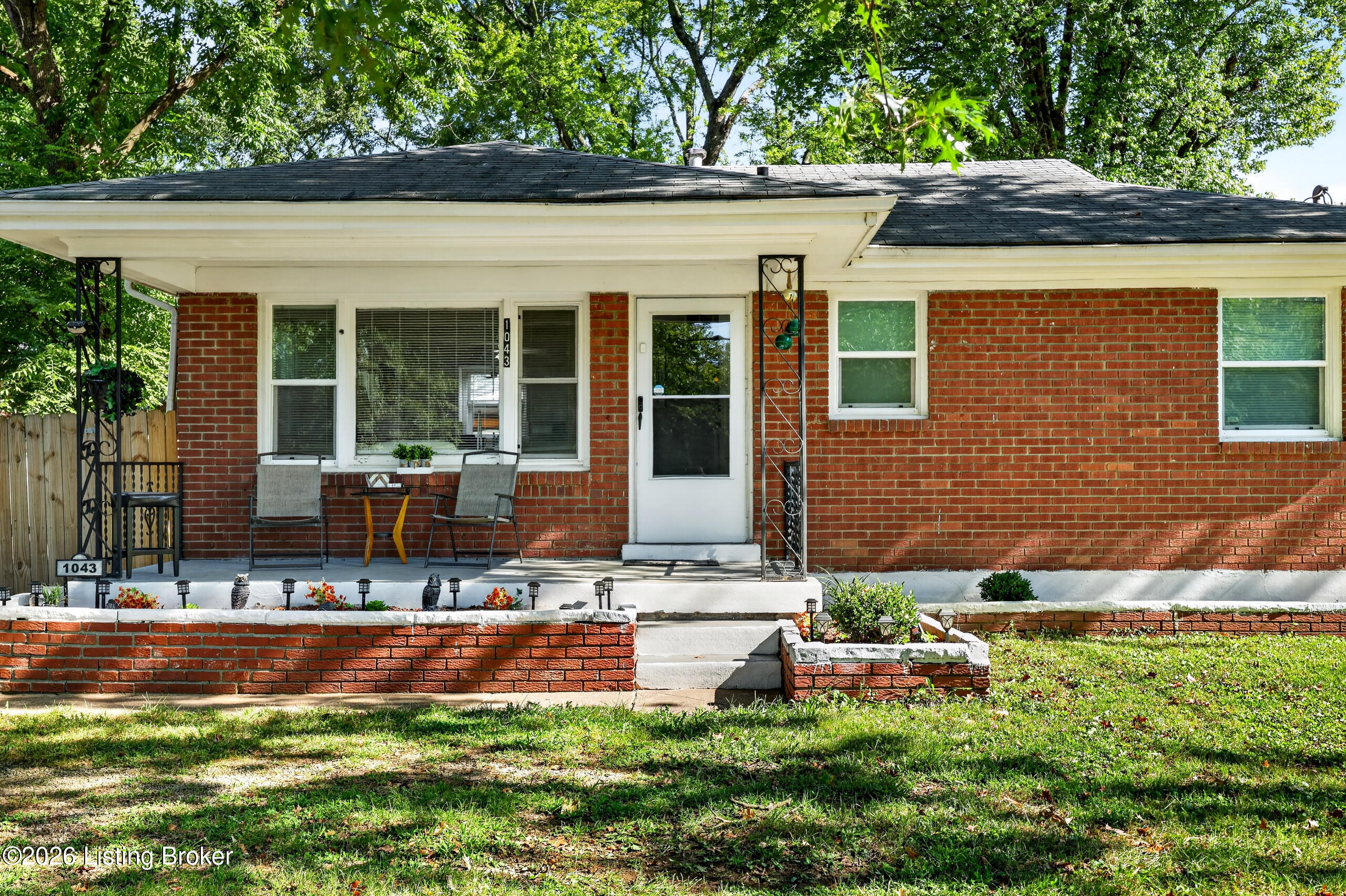 1043 Clay Ave Property Photo 2