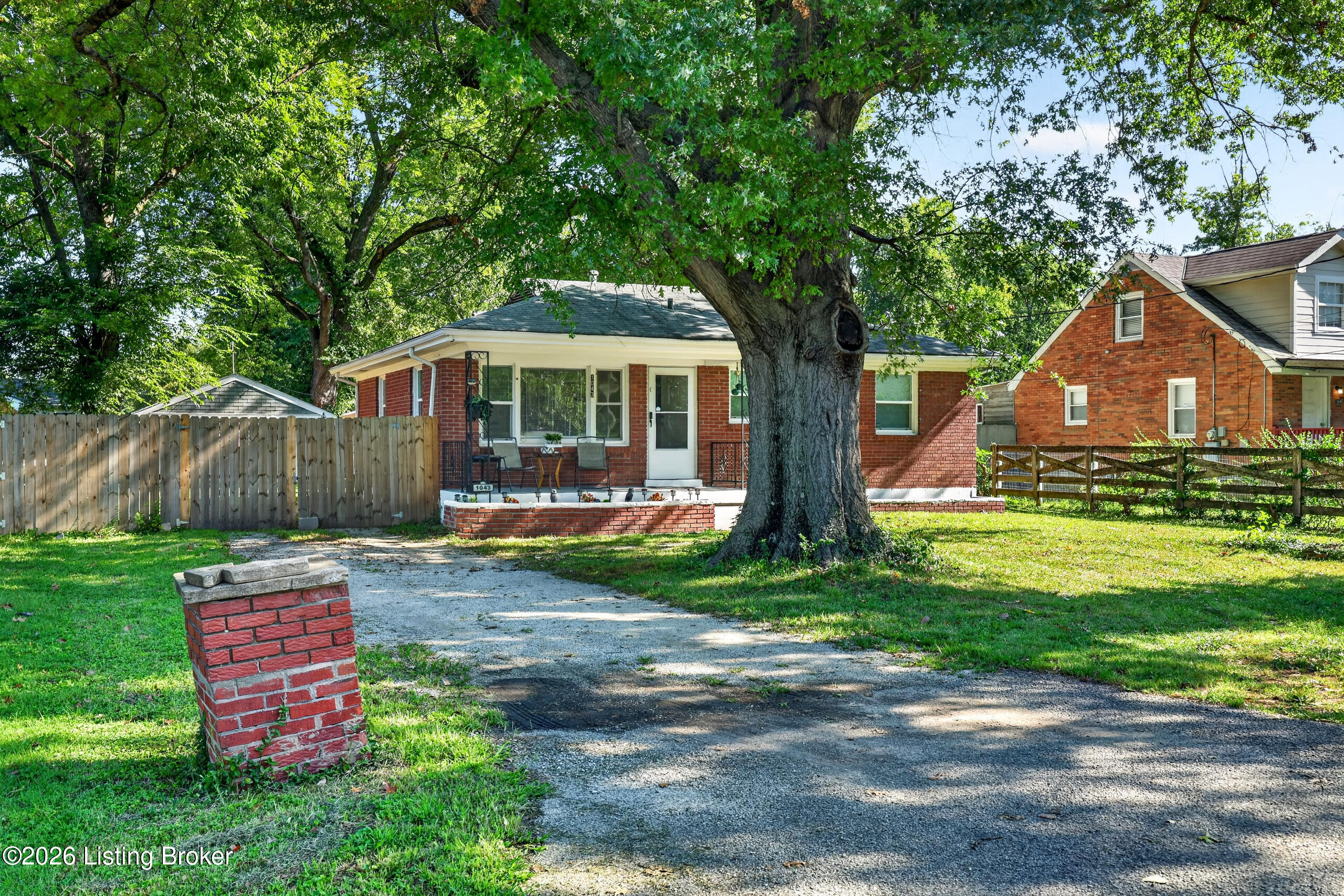 1043 Clay Ave Property Photo 3