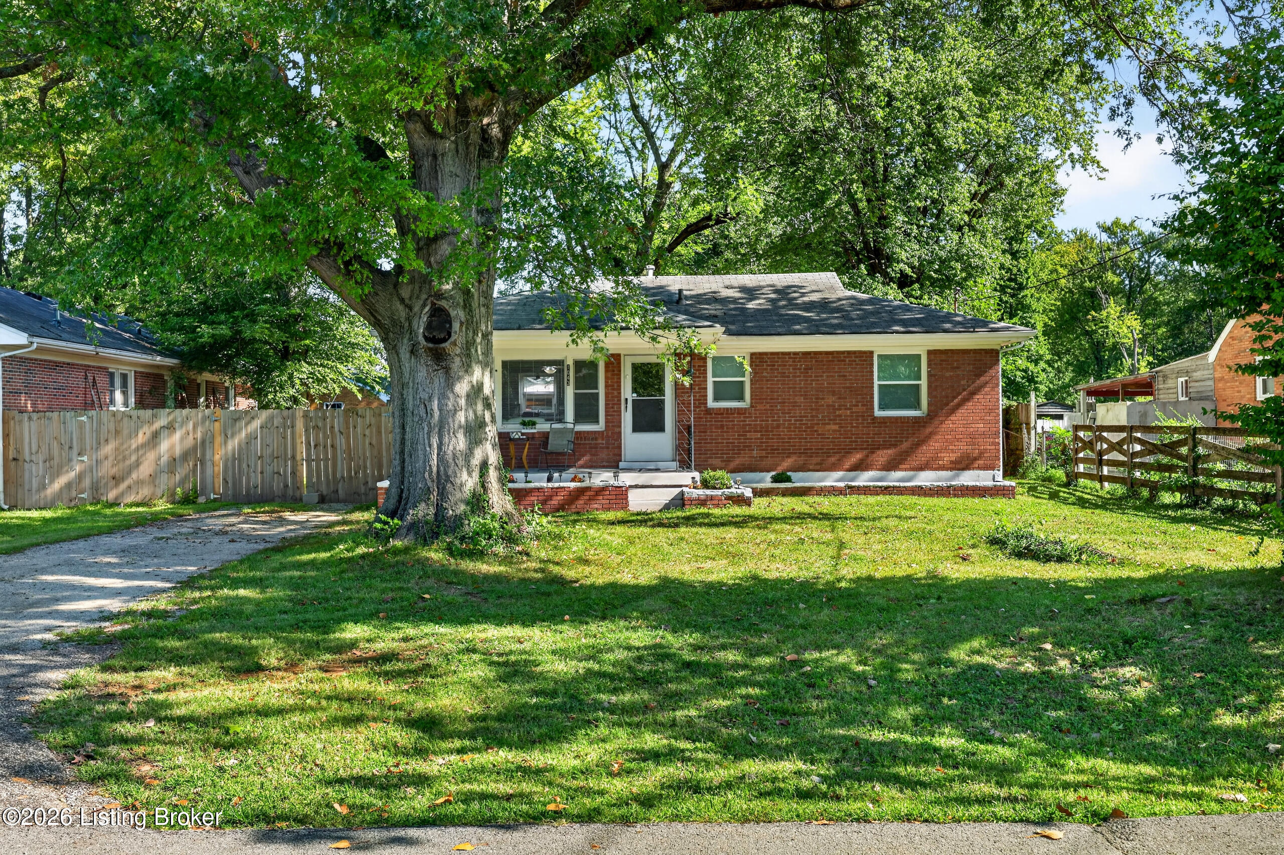 1043 Clay Ave Property Photo 4