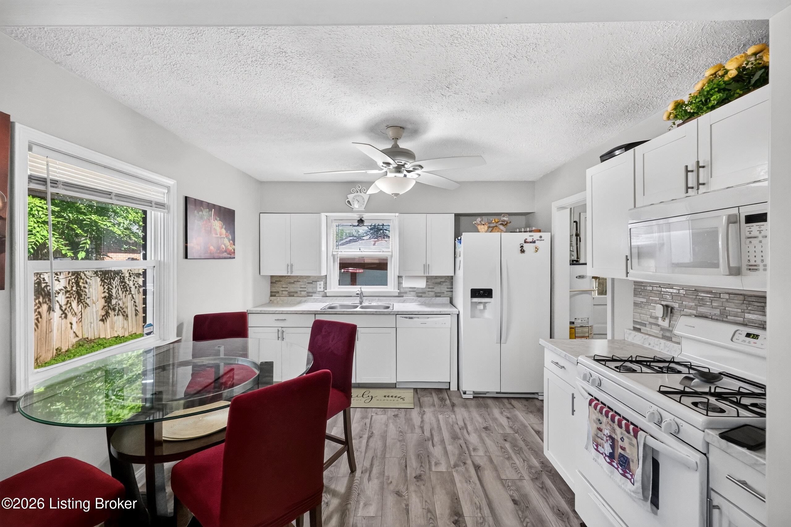 1043 Clay Ave Property Photo 8