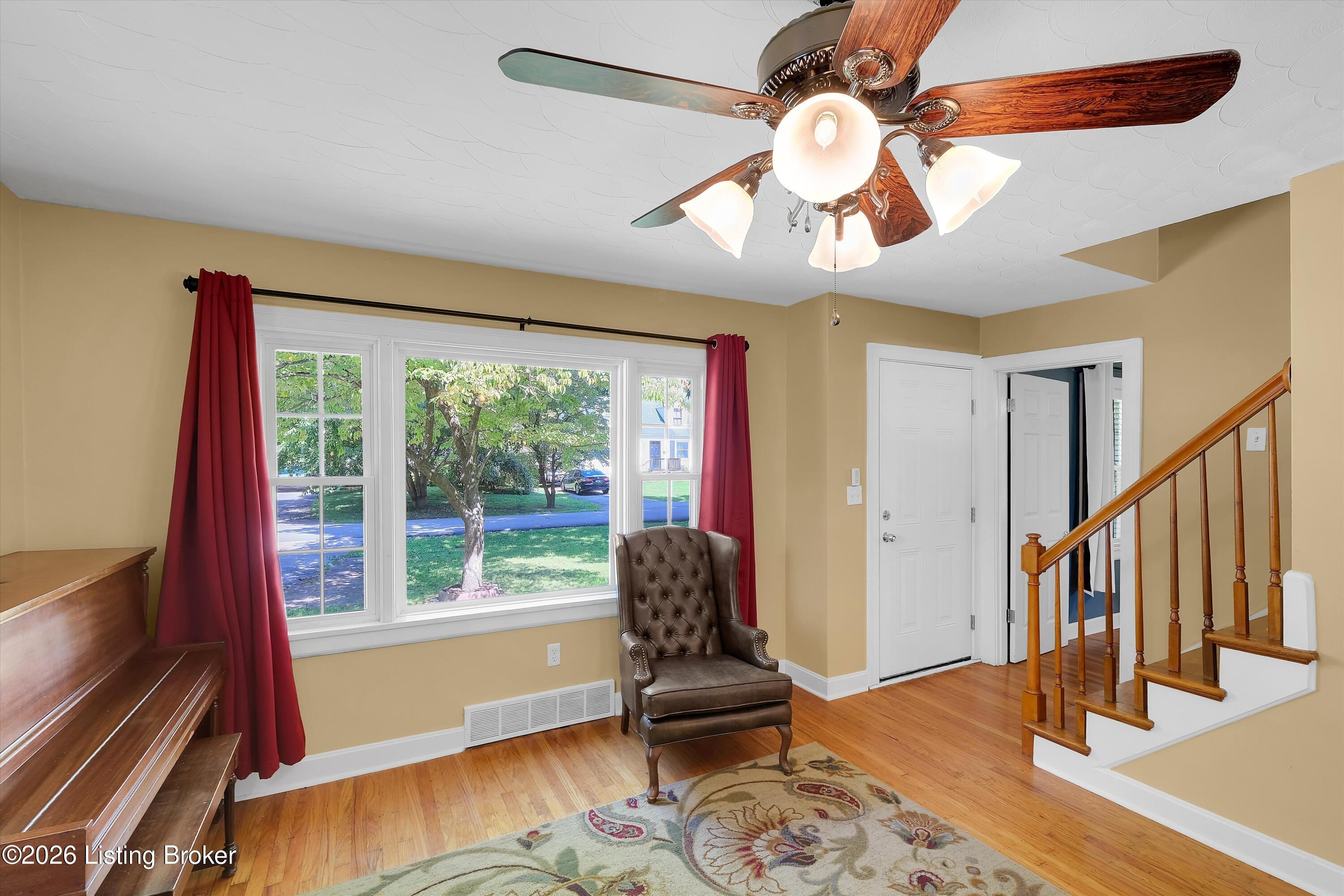 2126 Glenworth Ave Property Photo 2