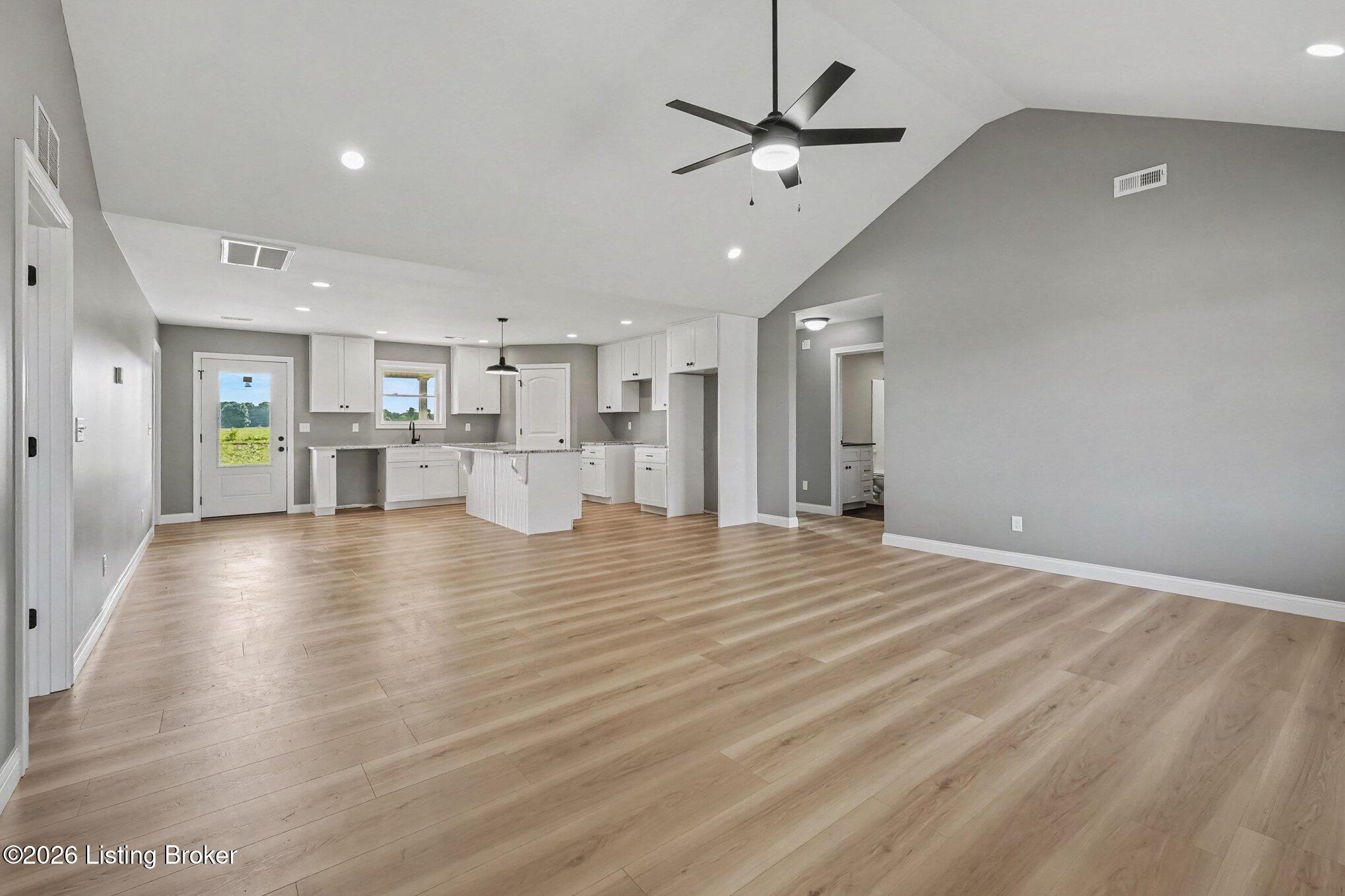 106 Woodford Dr Property Photo 8