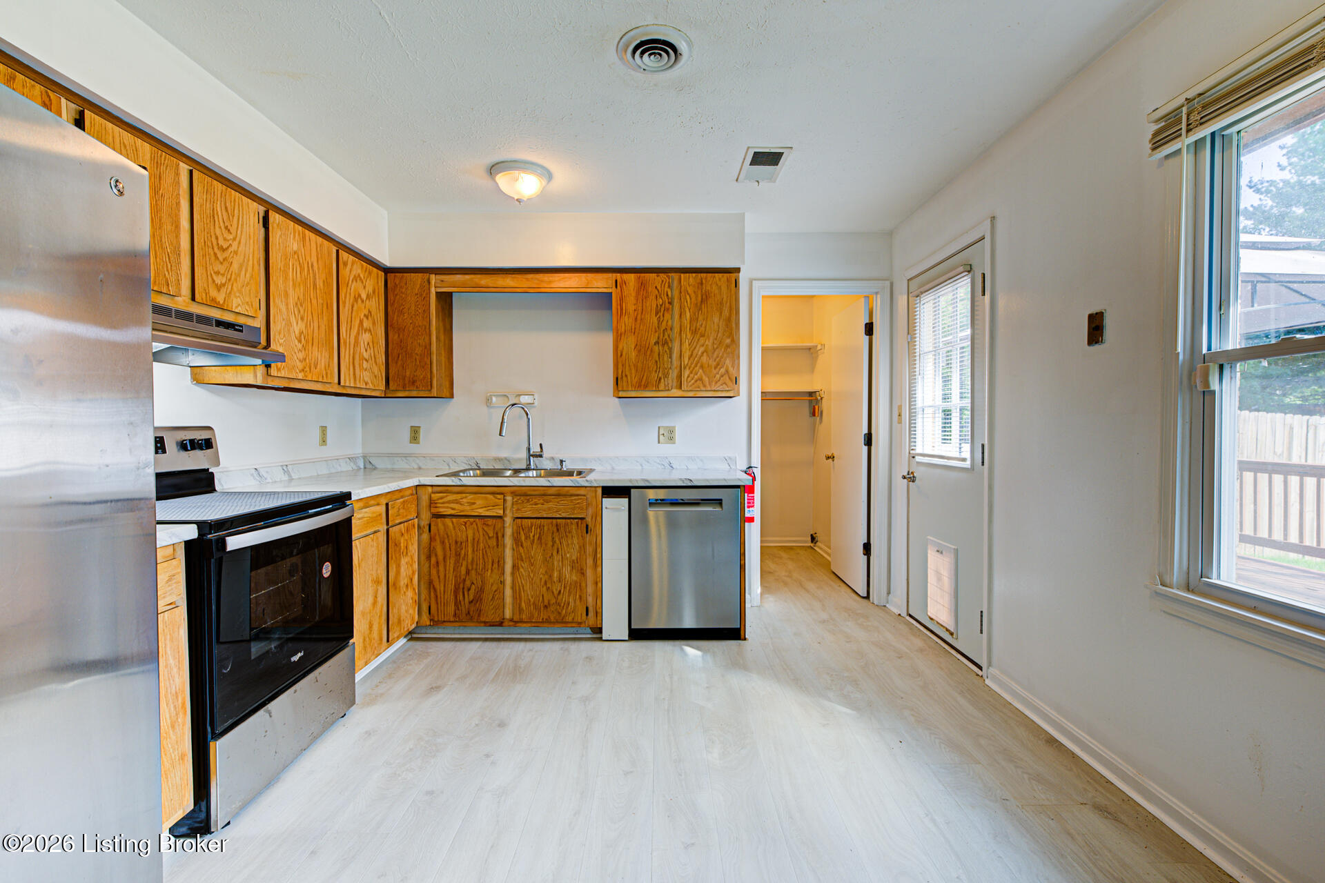 202 Clore Ave Property Photo 8