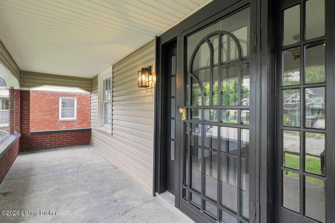 119 Gillette Ave Property Photo 6