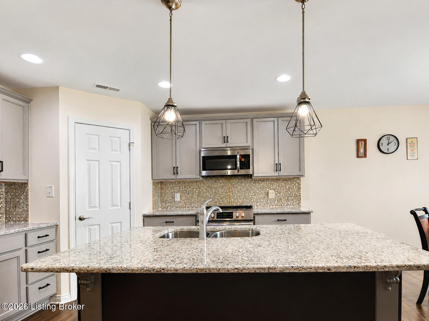 2530 Longshot Cove Property Photo 6