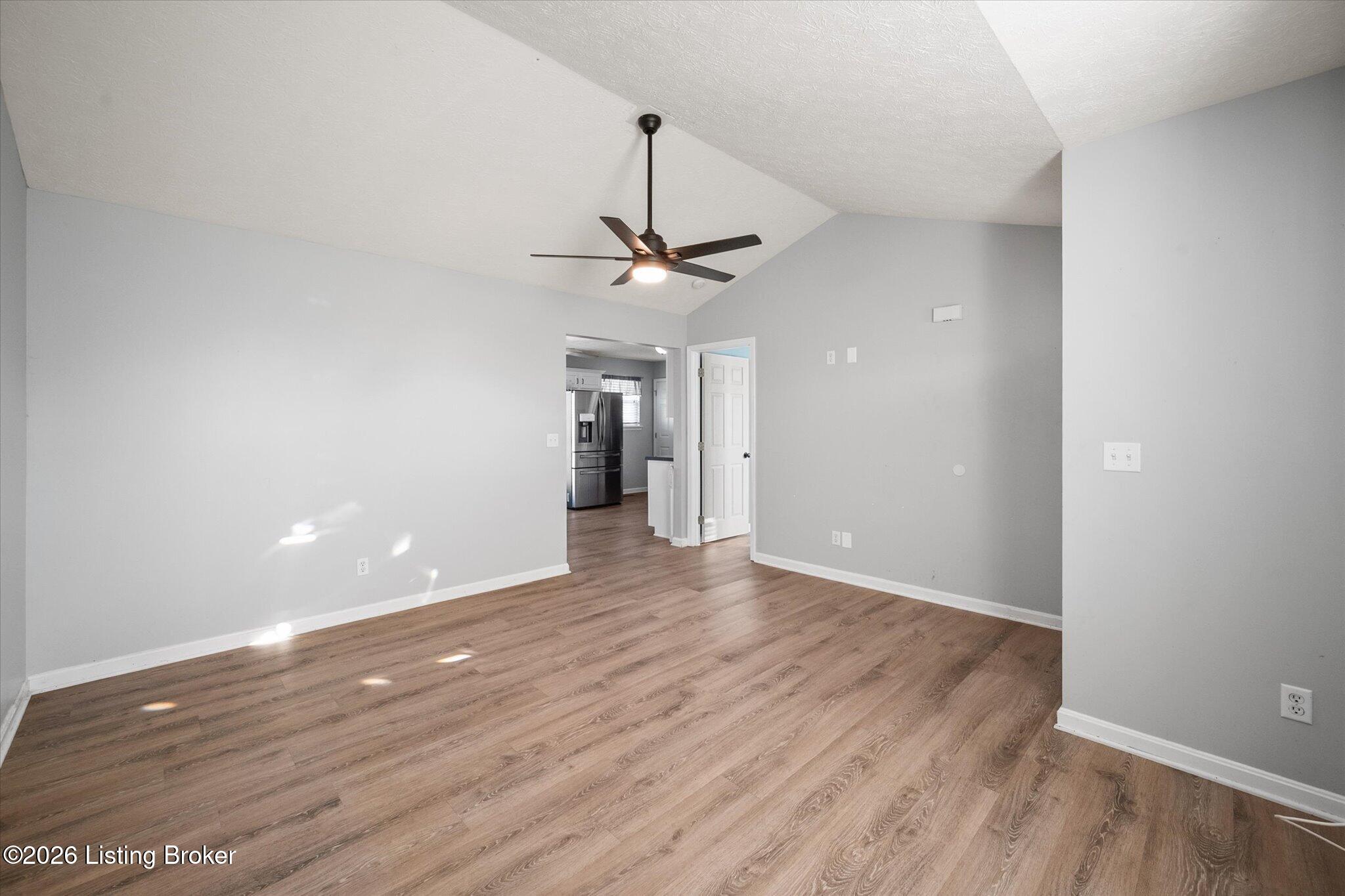 729 Oak Grove Blvd Property Photo 5