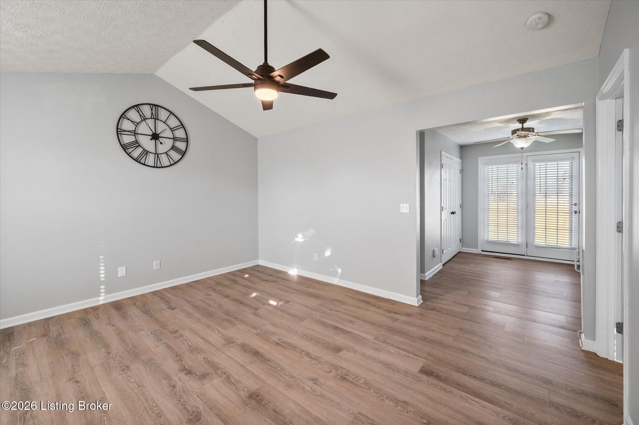 729 Oak Grove Blvd Property Photo 6