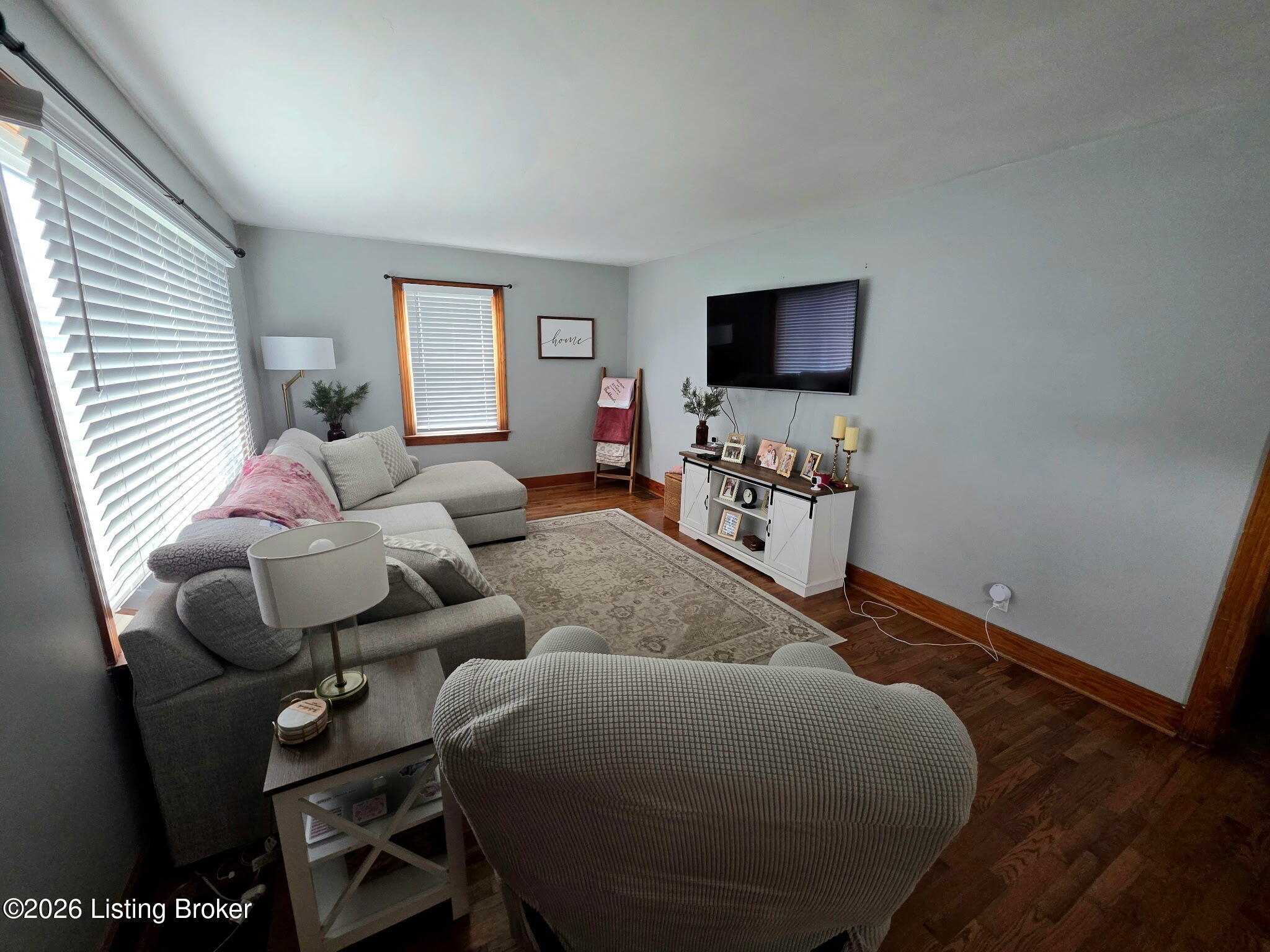 402 Garden Ct Property Photo 2