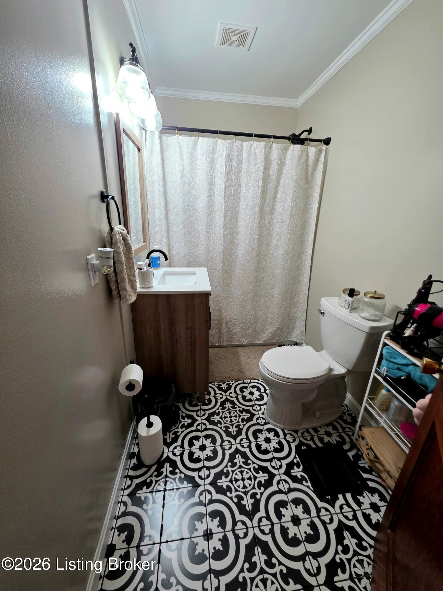 402 Garden Ct Property Photo 4