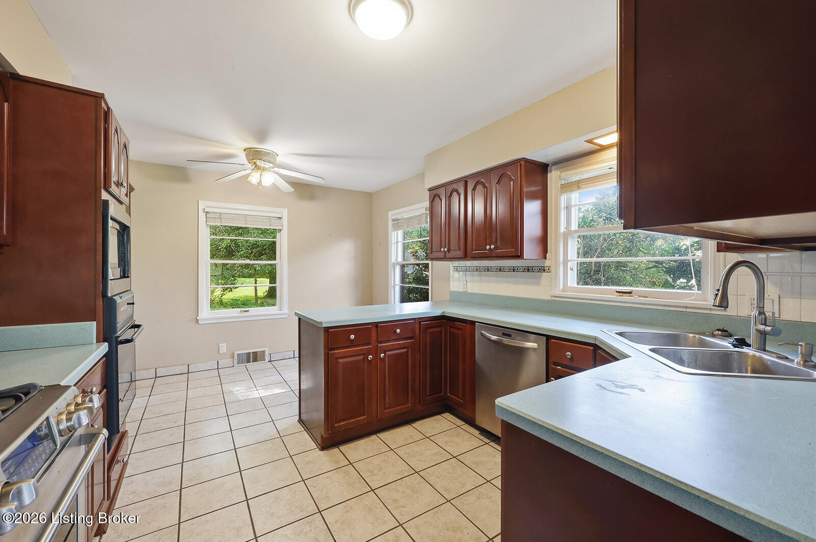 575 Catalpa Ln Property Photo 12