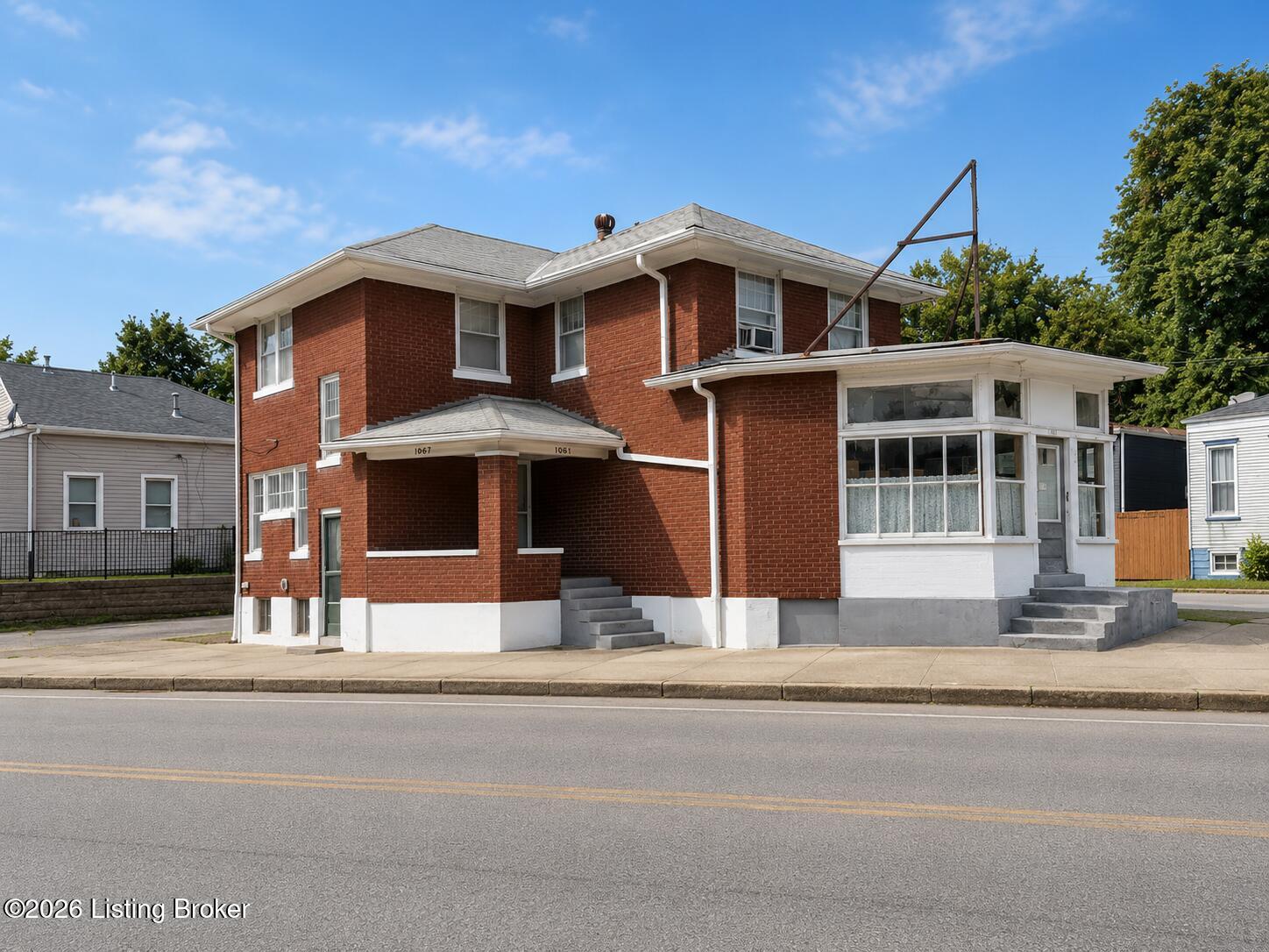 1069 E Oak St Property Photo 1