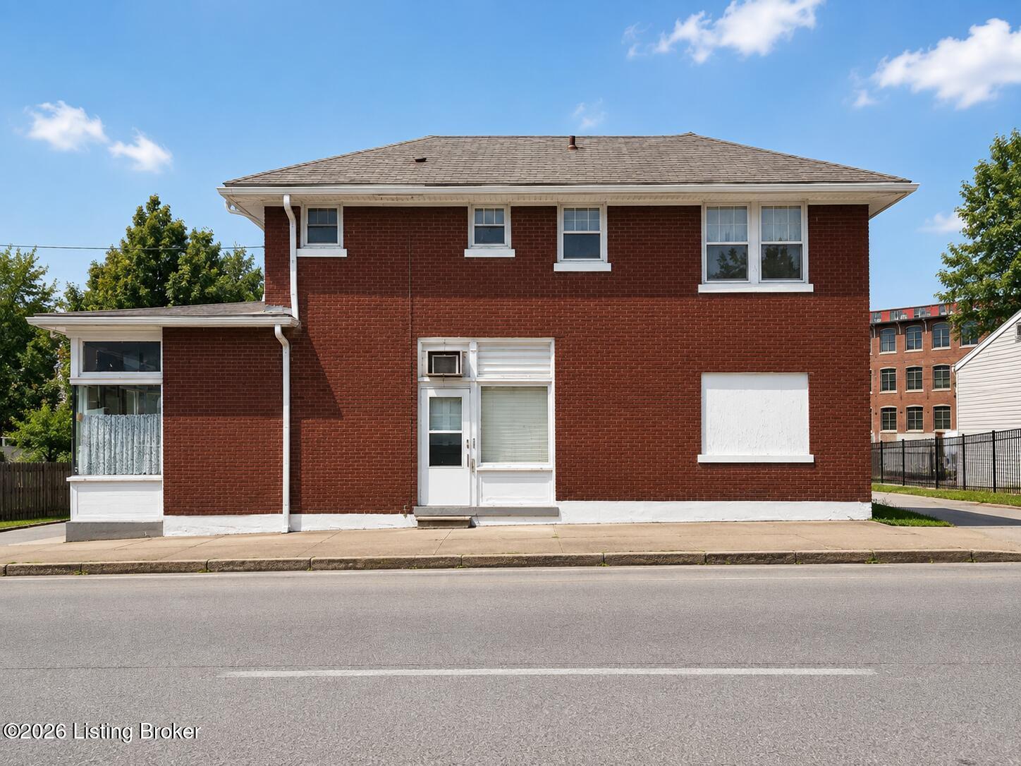 1069 E Oak St Property Photo 2