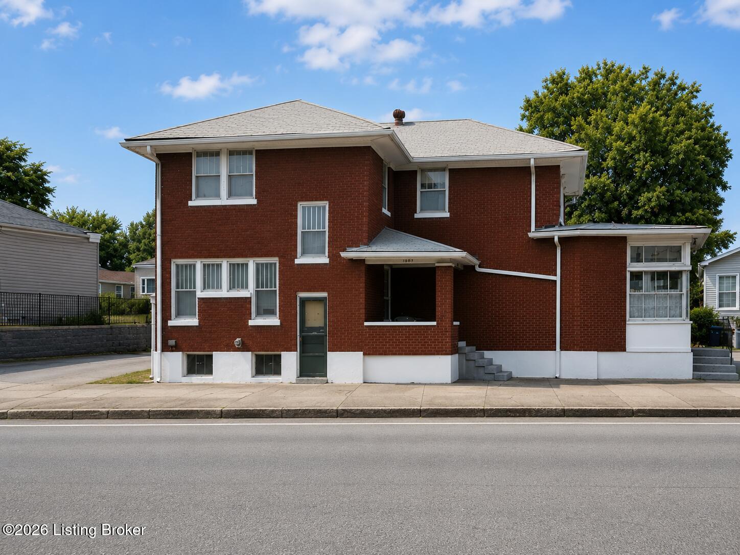 1069 E Oak St Property Photo 3