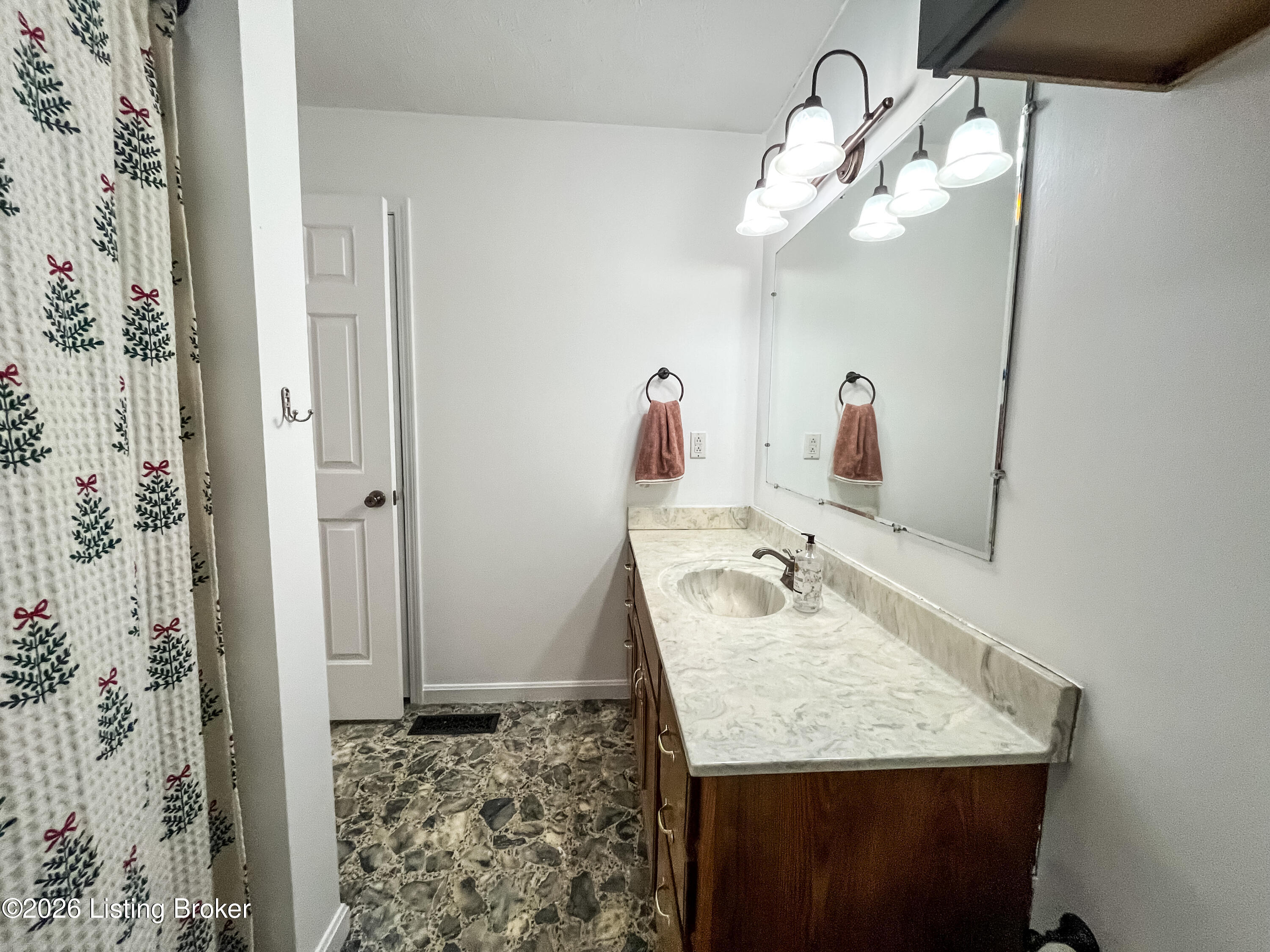 501 Aaron Way Property Photo 15