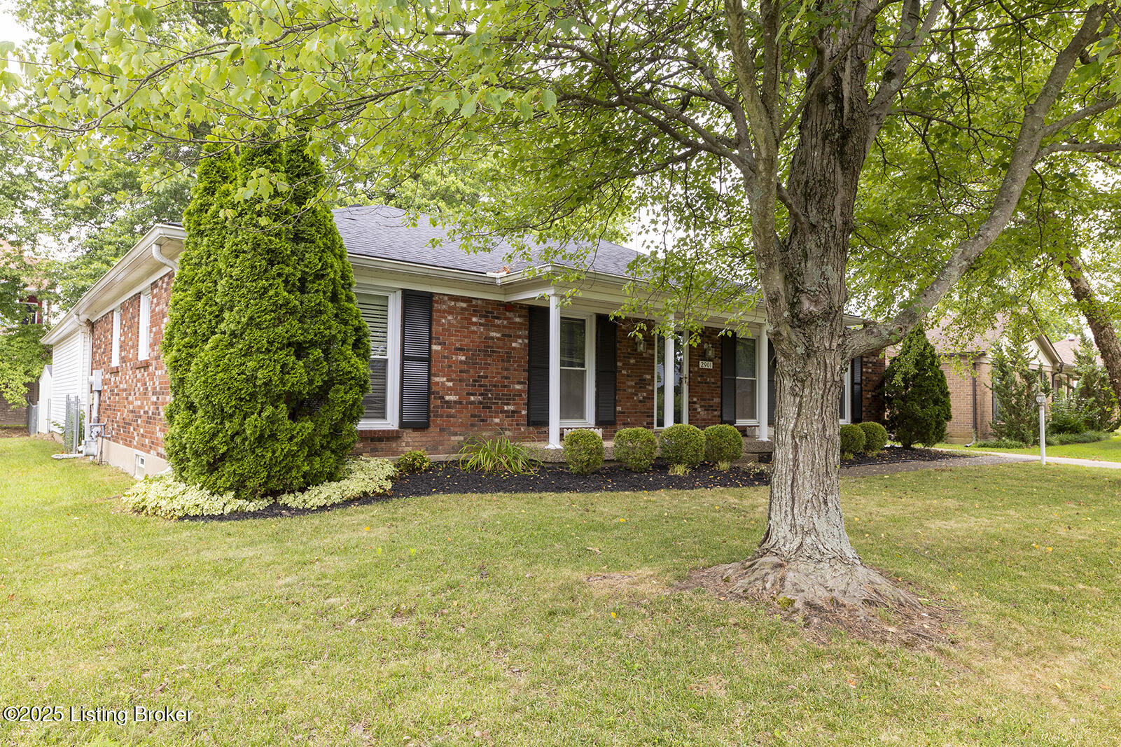 2901 Creekside Dr Property Photo 2