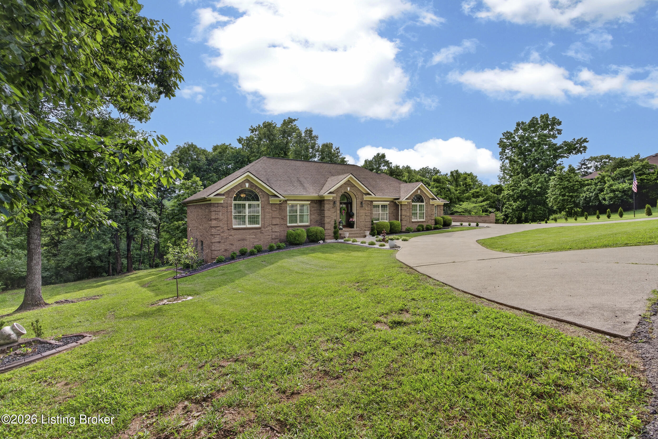 311 Creekwood Dr Property Photo 3