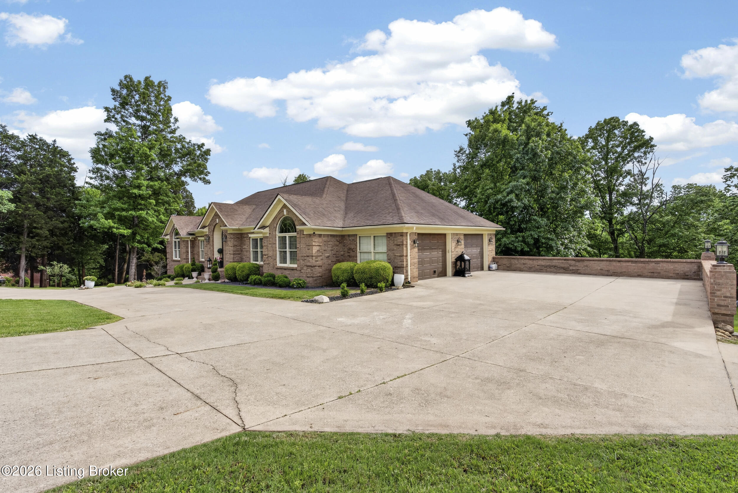 311 Creekwood Dr Property Photo 4