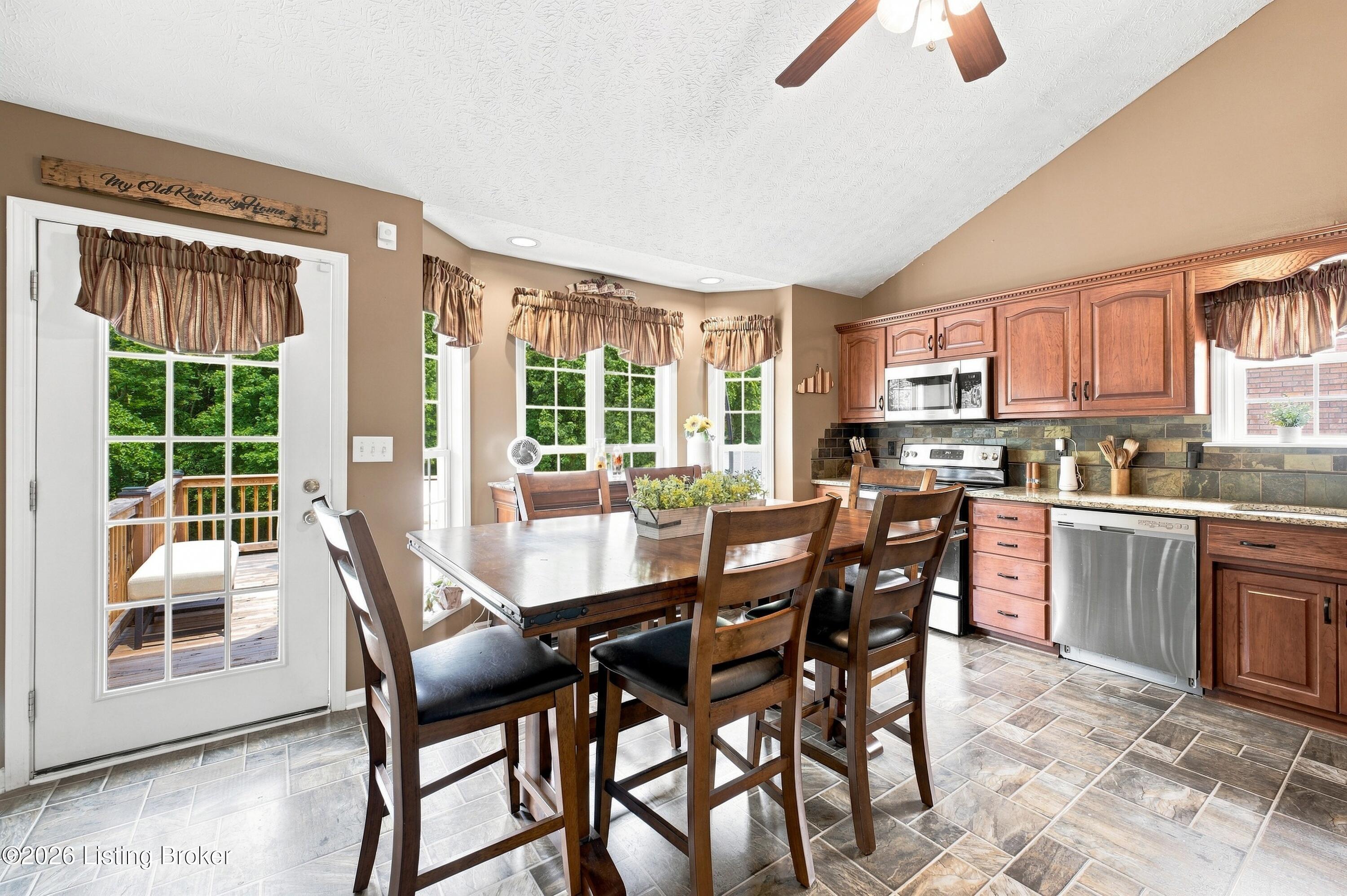 11704 Reality Trail Property Photo 10