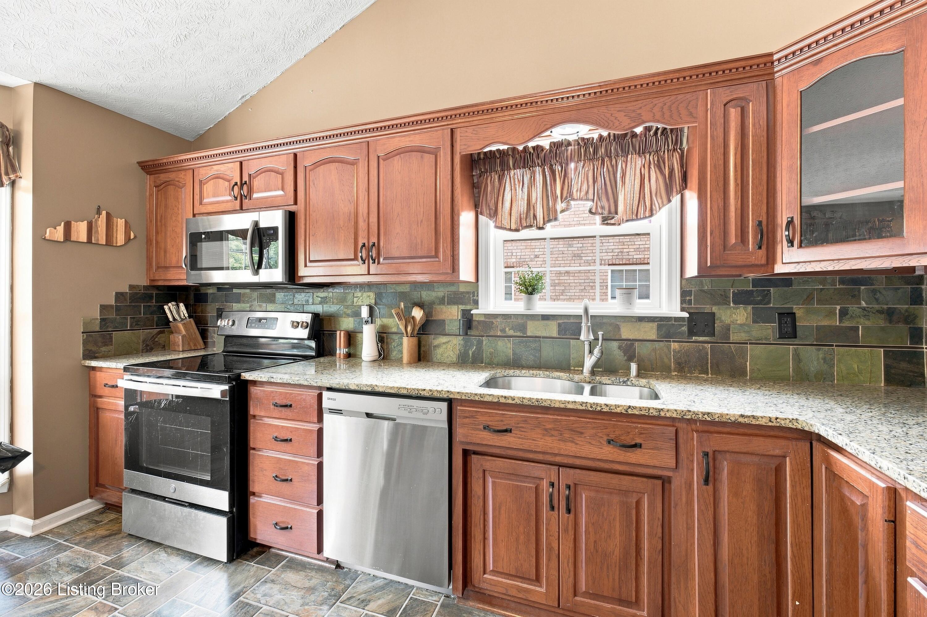 11704 Reality Trail Property Photo 13