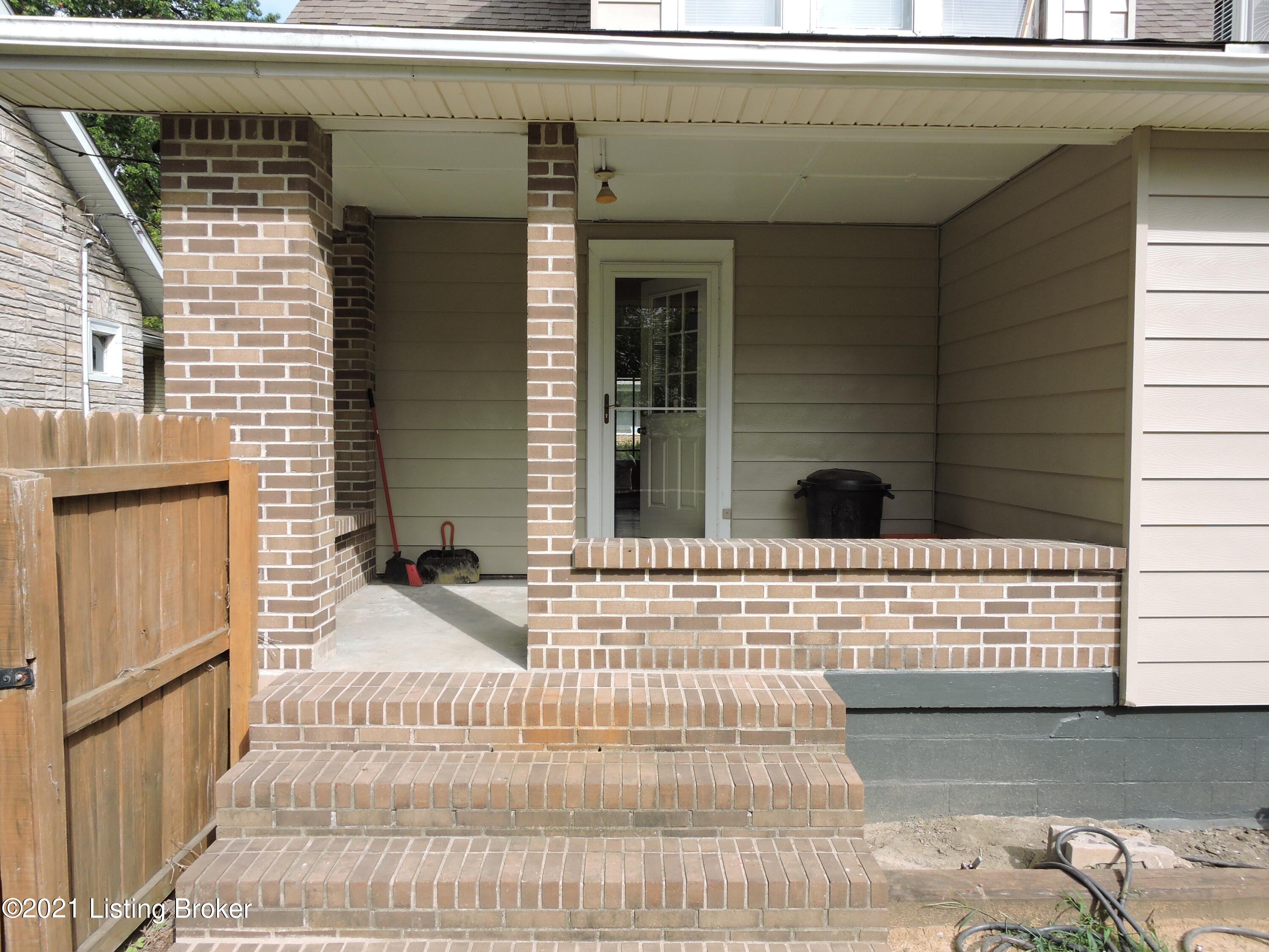 670 N Barbee Way Property Photo 4