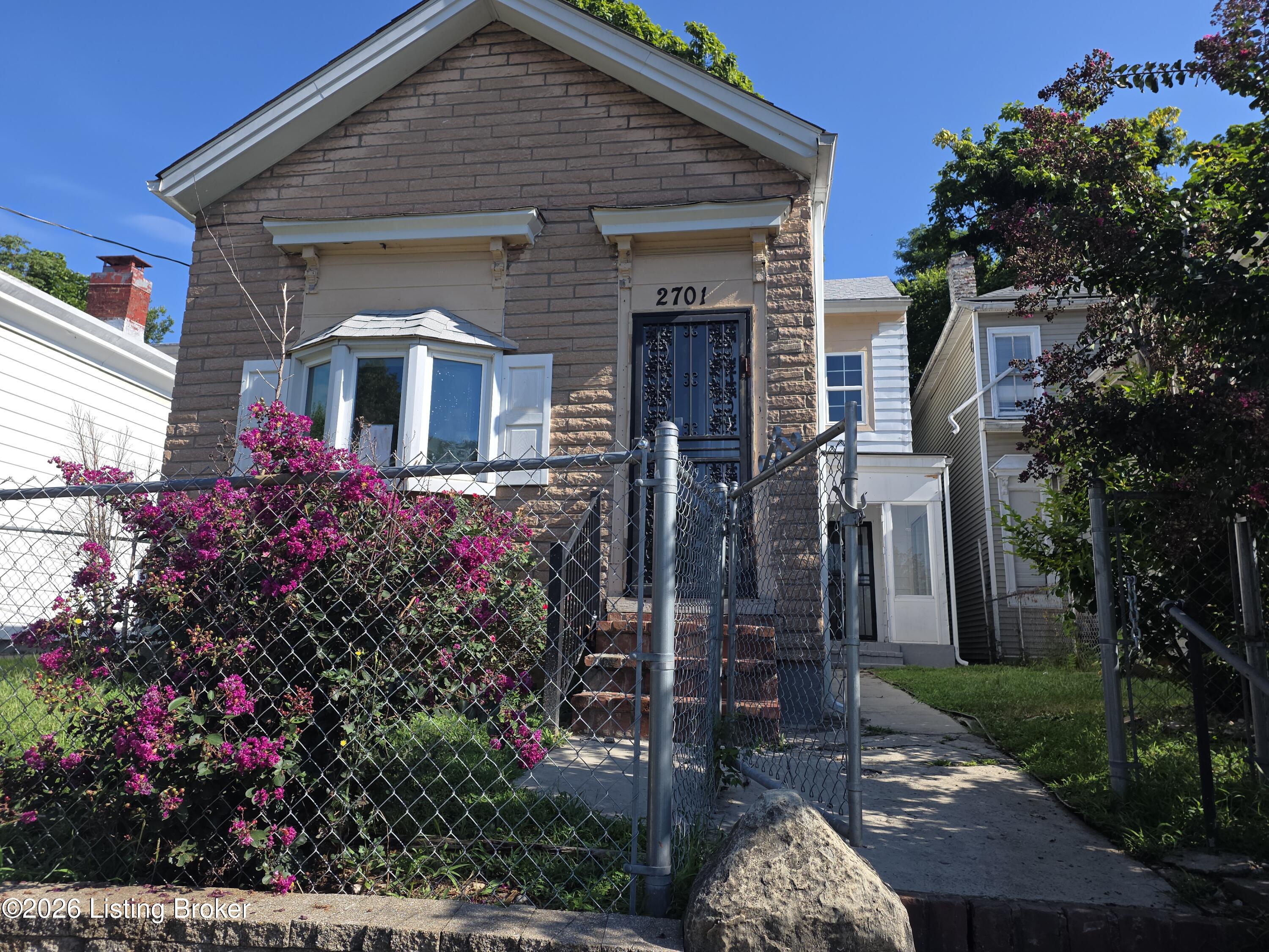 2701 W Madison St Property Photo