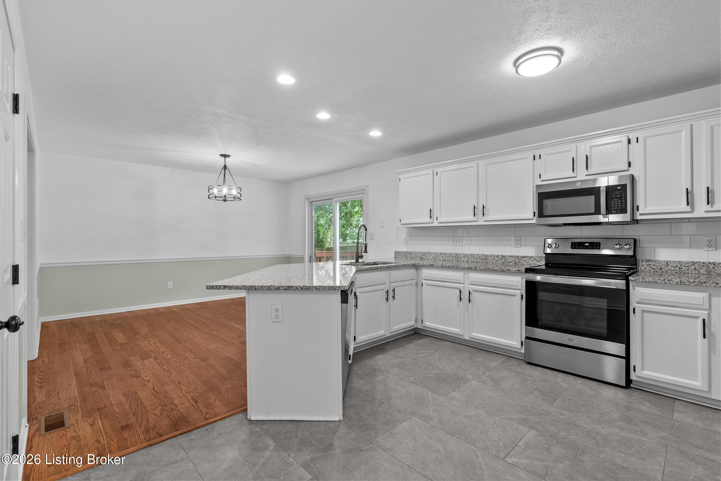 4703 Oak Pointe Dr Property Photo 9