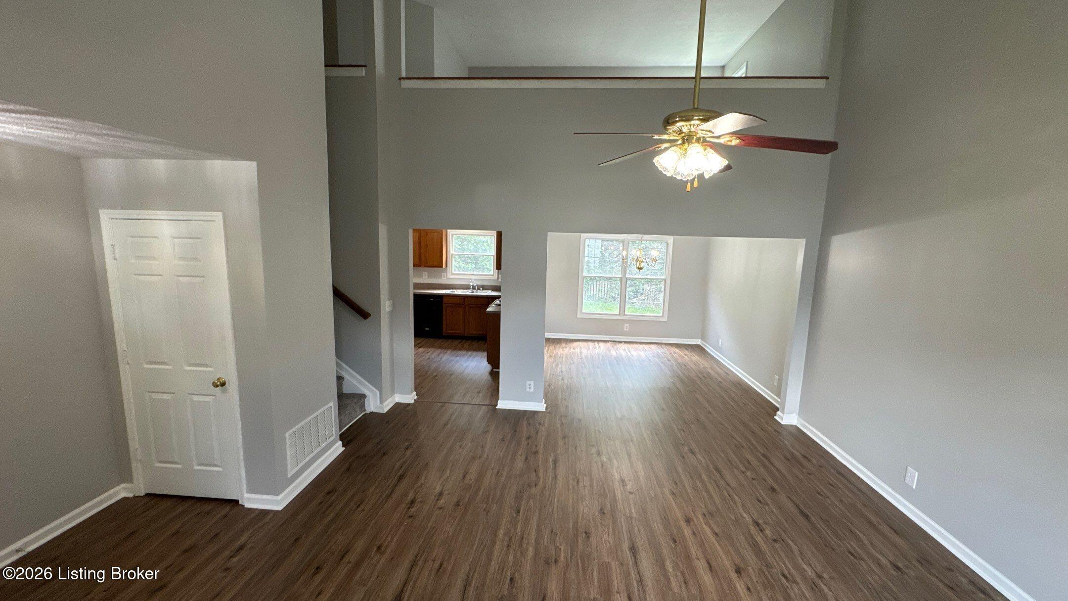 7421 Spring Run Dr Property Photo 3