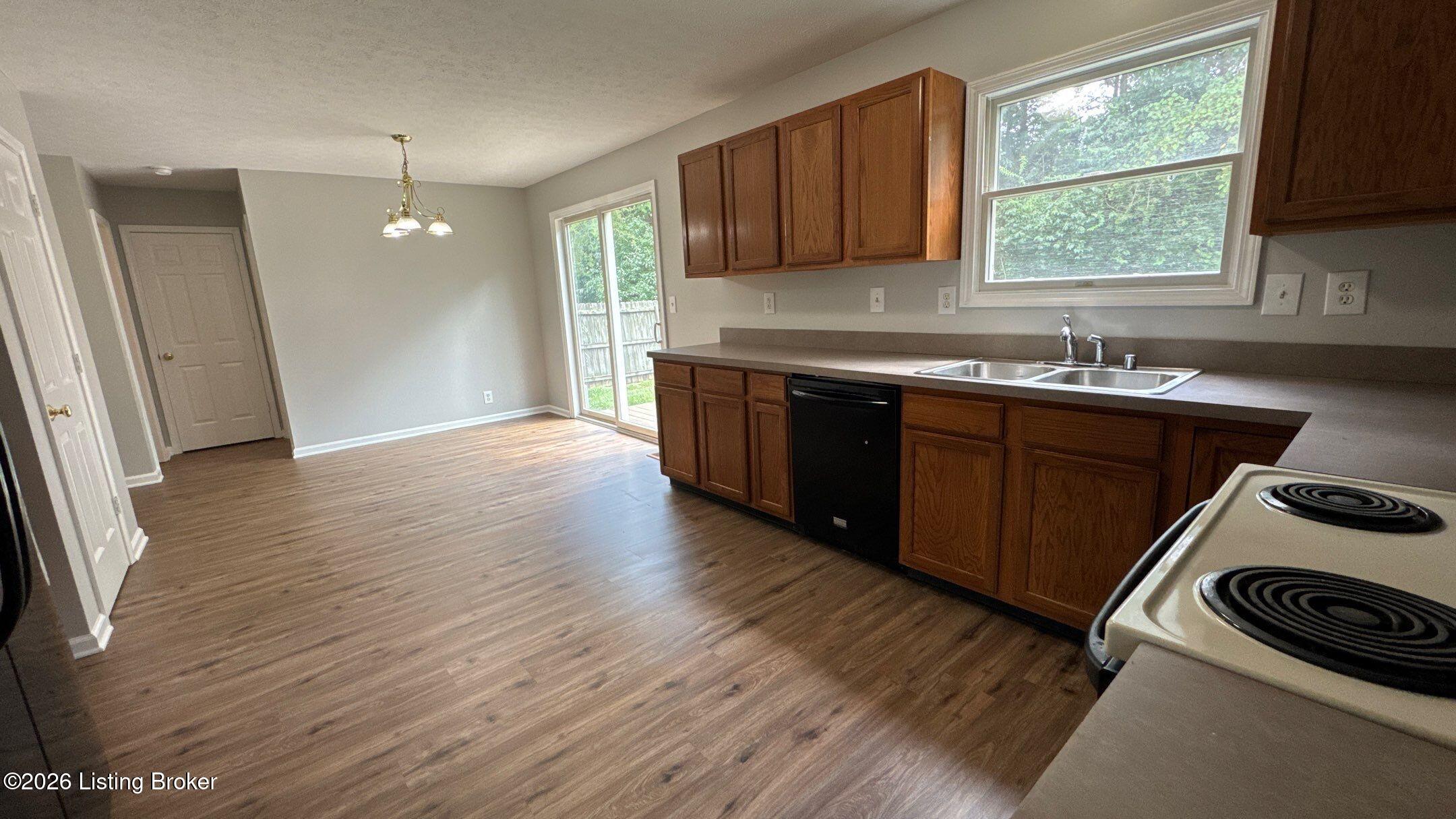 7421 Spring Run Dr Property Photo 10
