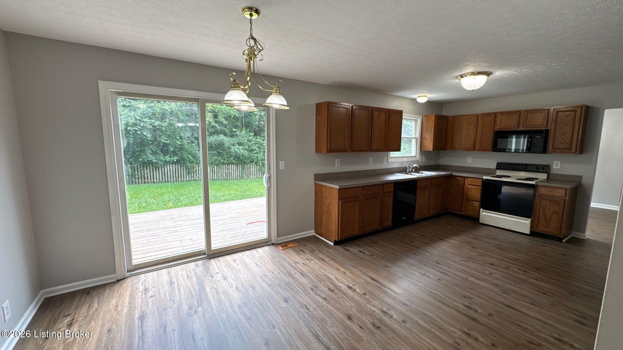 7421 Spring Run Dr Property Photo 11
