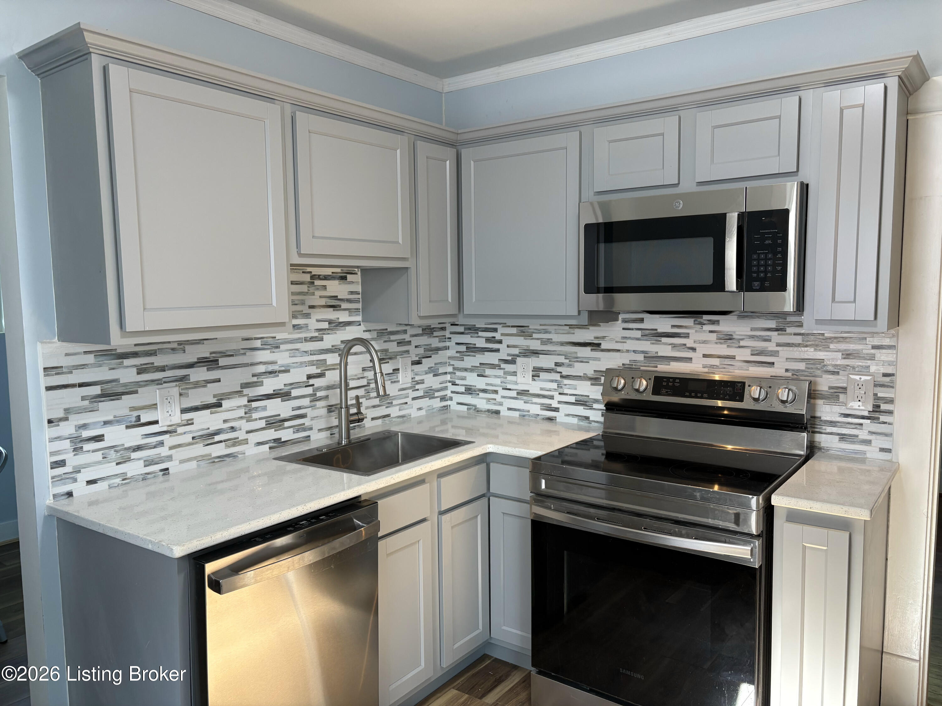 633 Merwin Ave Property Photo 6