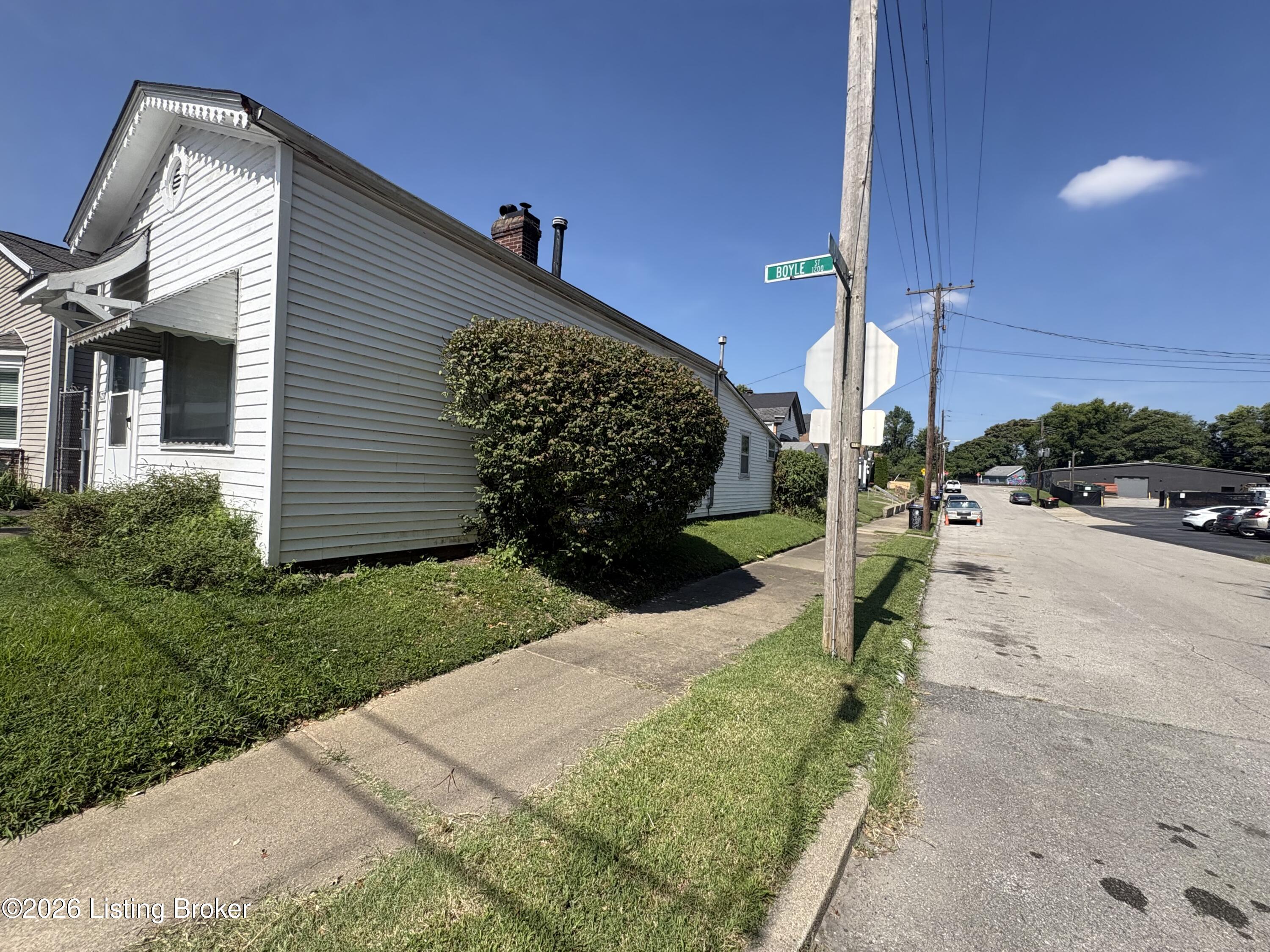 1228 Boyle St Property Photo 2
