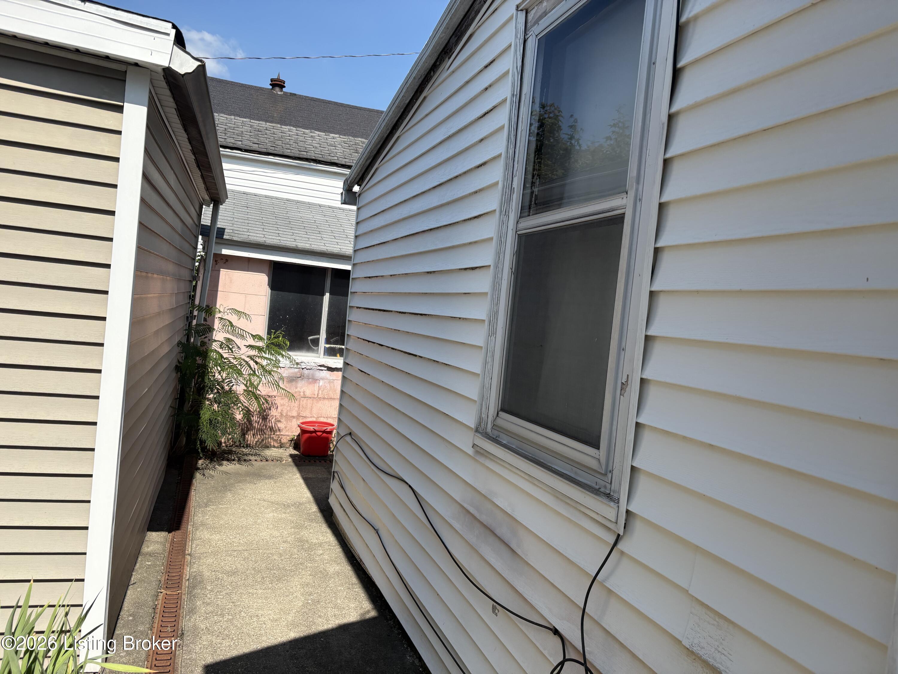 1228 Boyle St Property Photo 8
