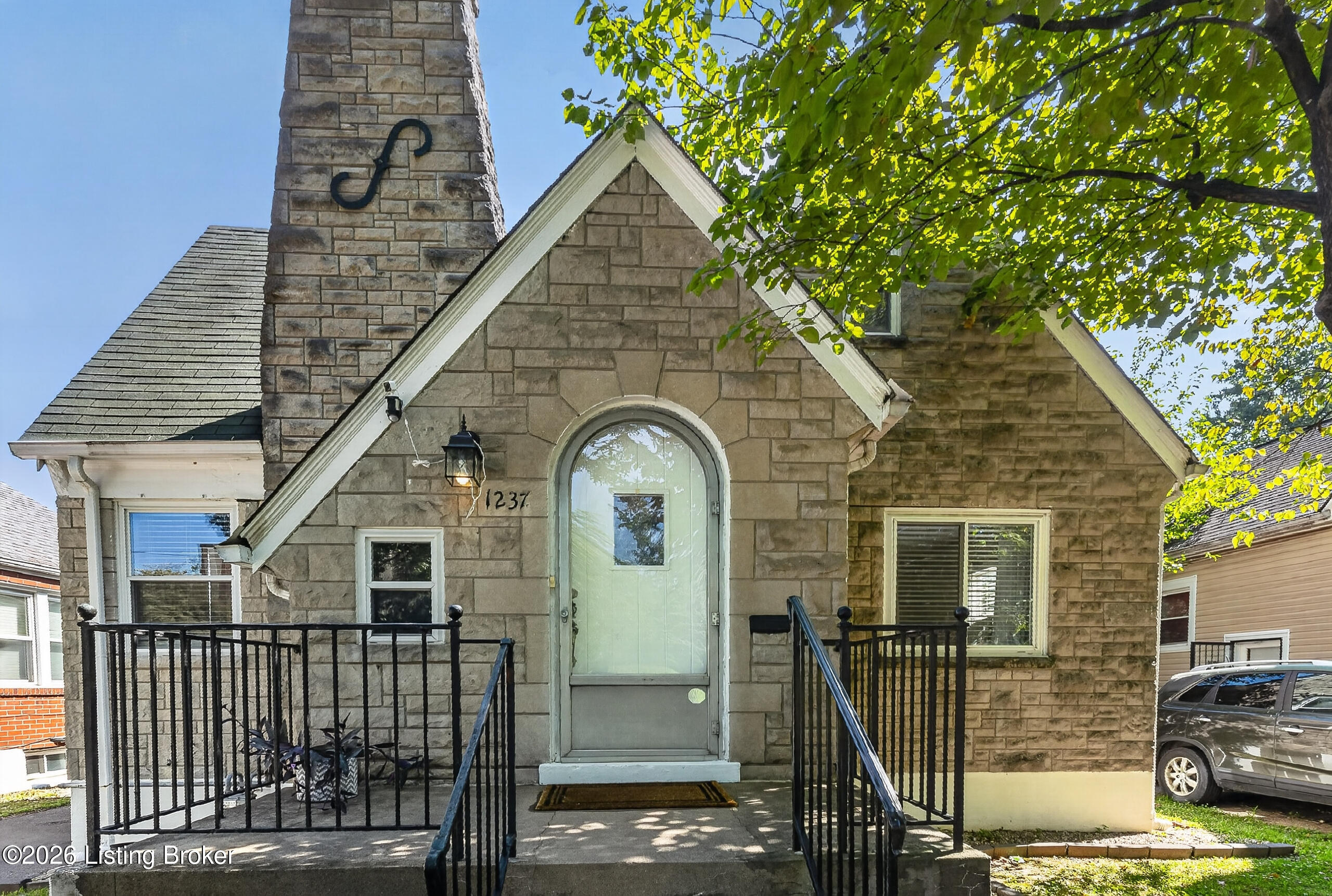 1237 Larchmont Ave