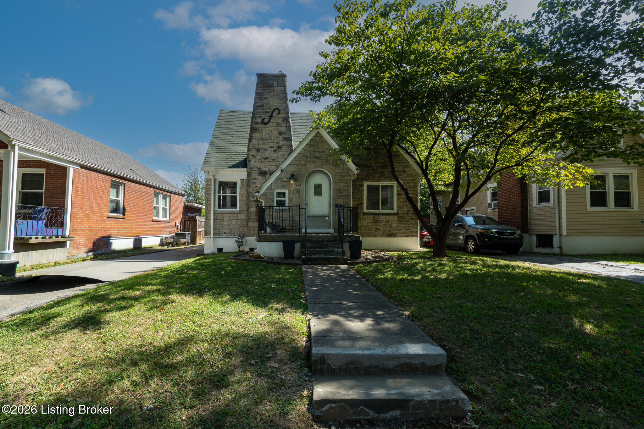 1237 Larchmont Ave Property Photo 2