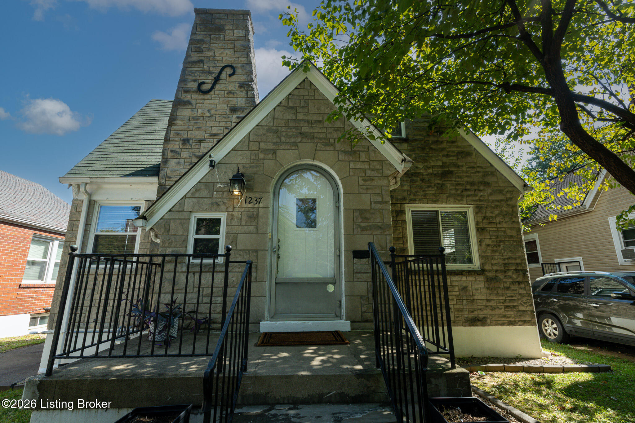 1237 Larchmont Ave Property Photo 3