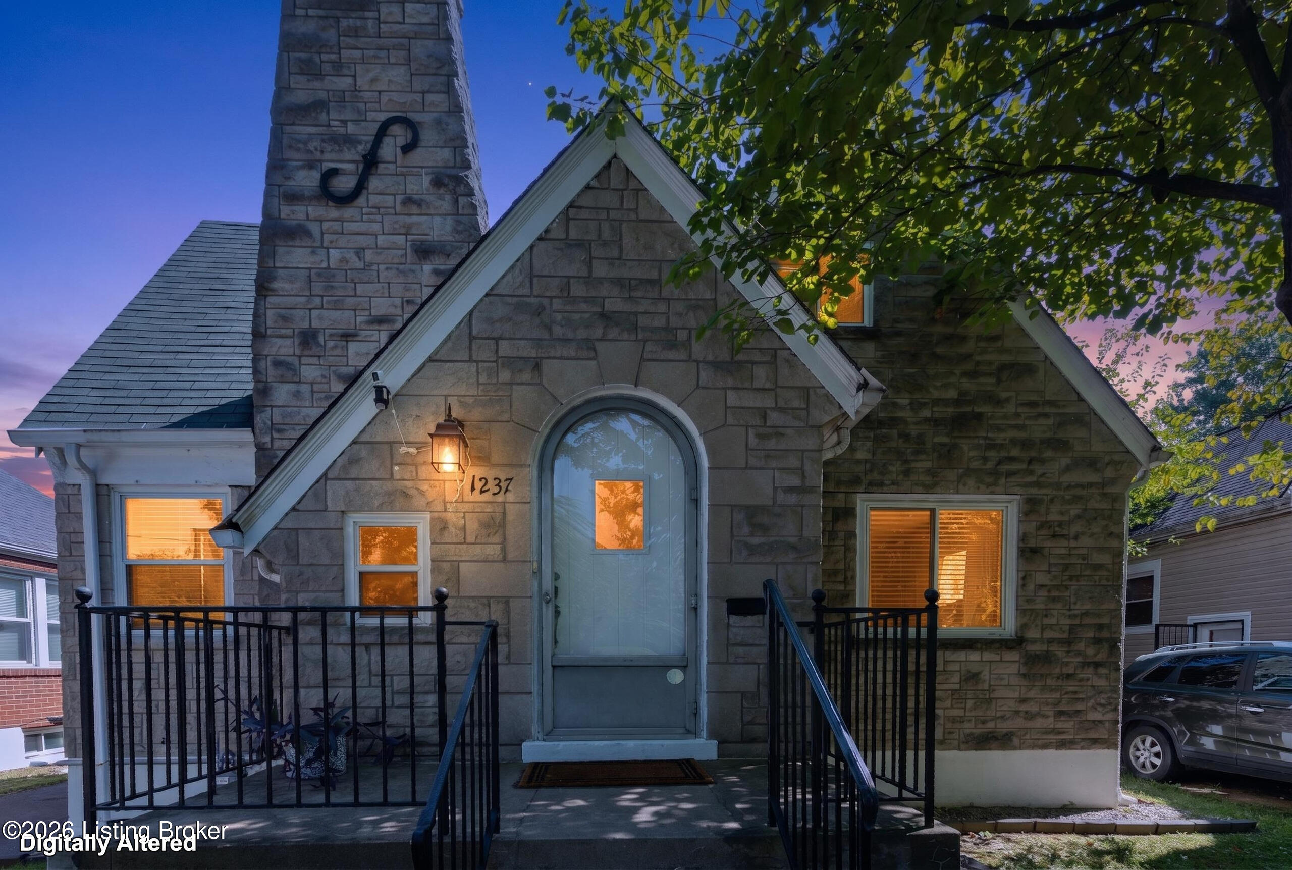 1237 Larchmont Ave Property Photo 4