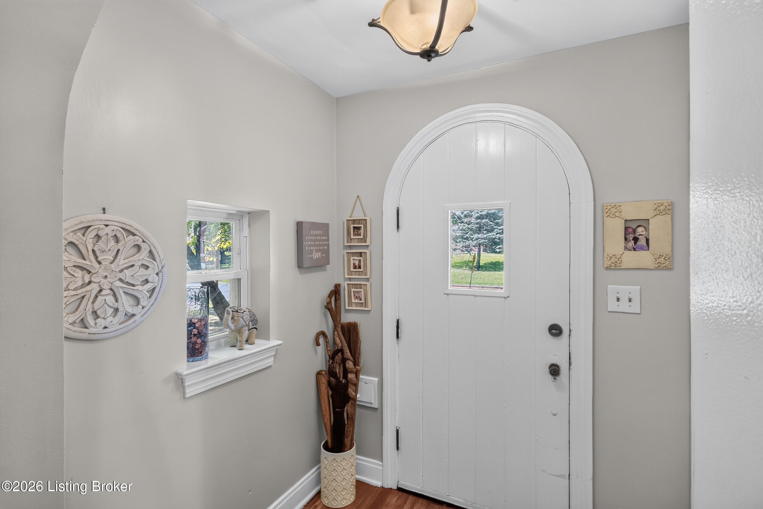 1237 Larchmont Ave Property Photo 5