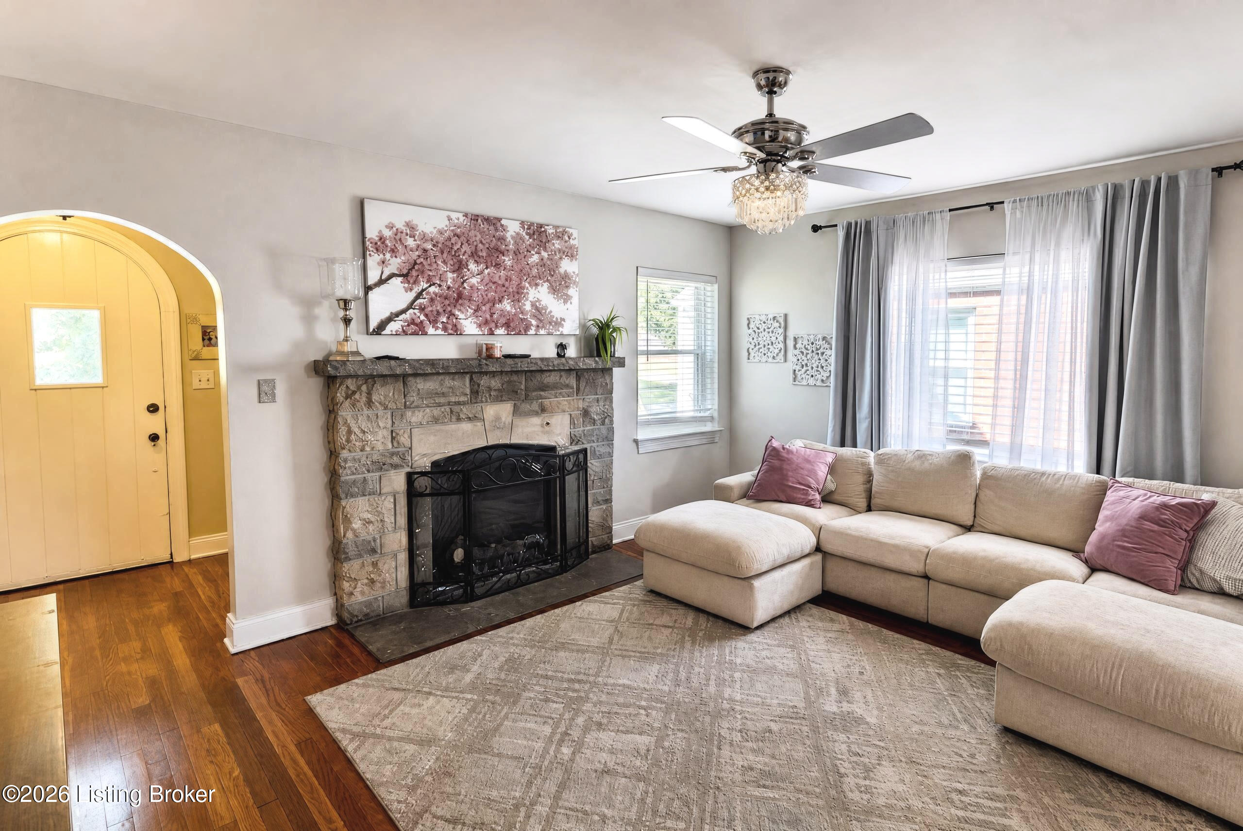 1237 Larchmont Ave Property Photo 6