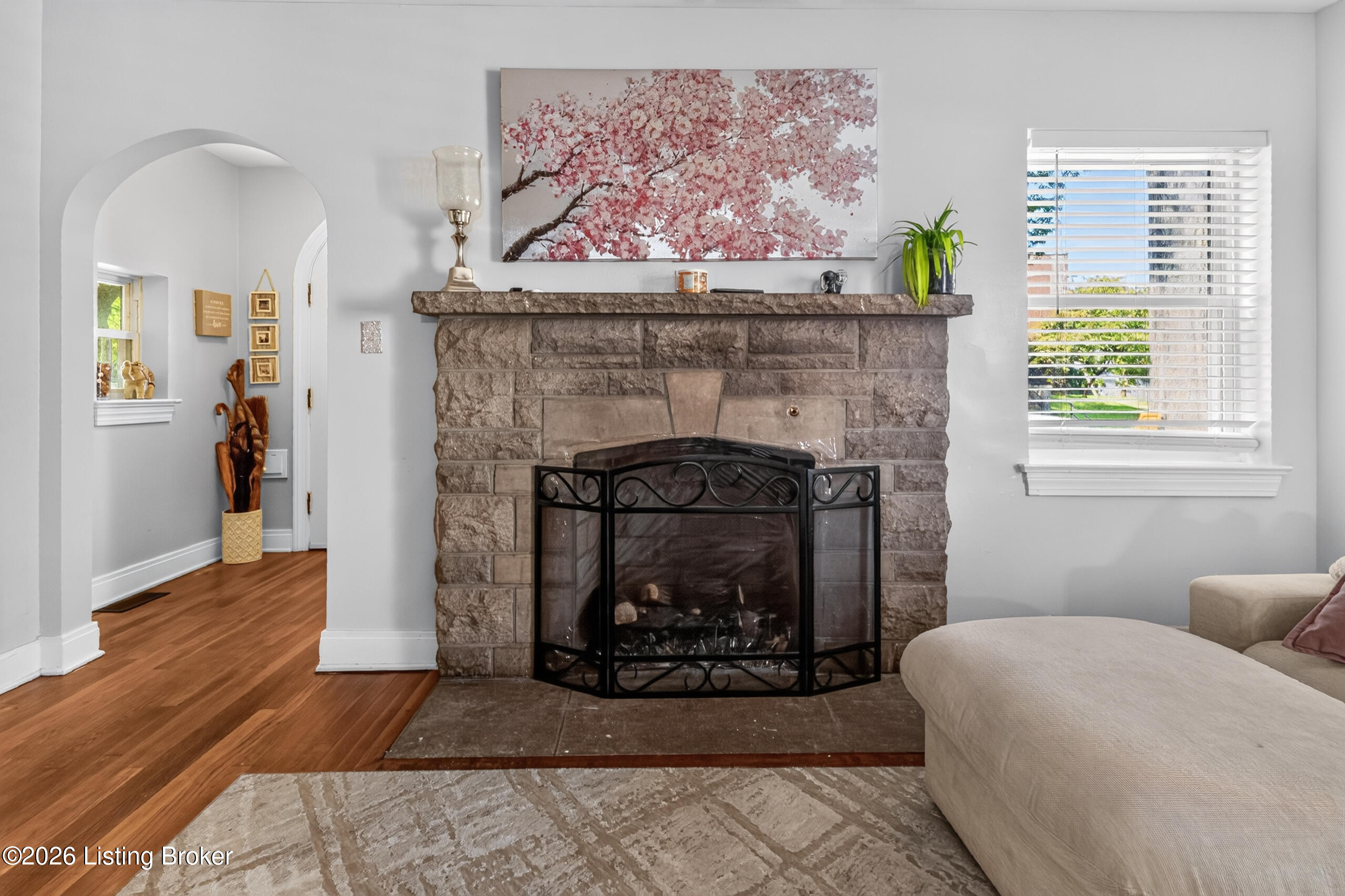 1237 Larchmont Ave Property Photo 8