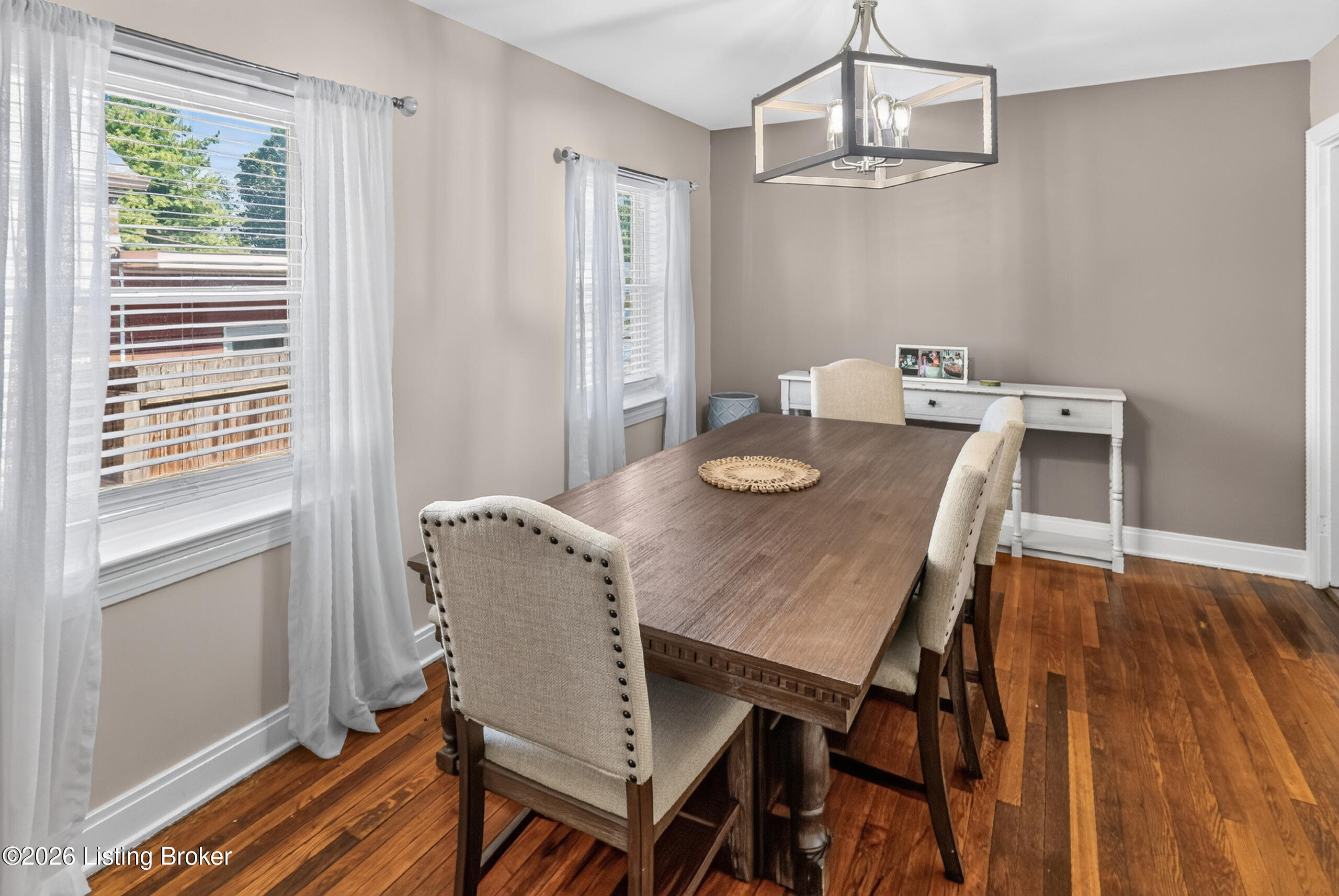 1237 Larchmont Ave Property Photo 10