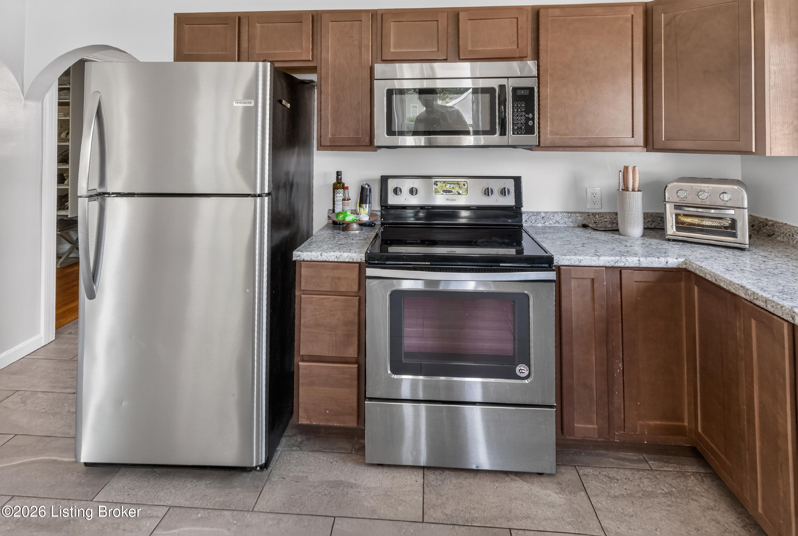 1237 Larchmont Ave Property Photo 16