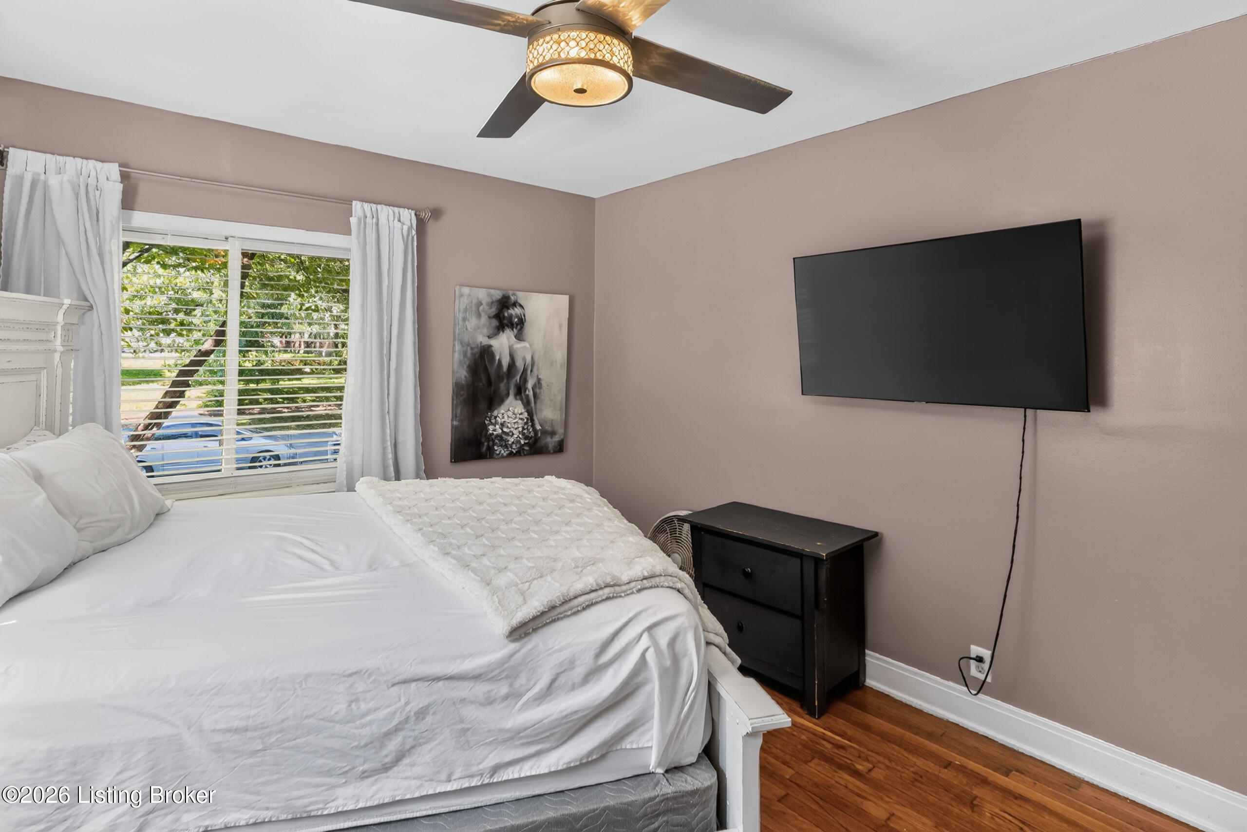 1237 Larchmont Ave Property Photo 21