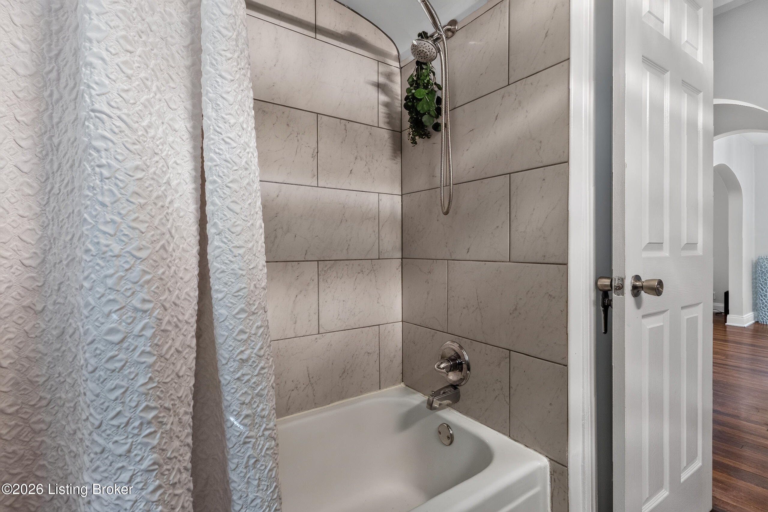 1237 Larchmont Ave Property Photo 25